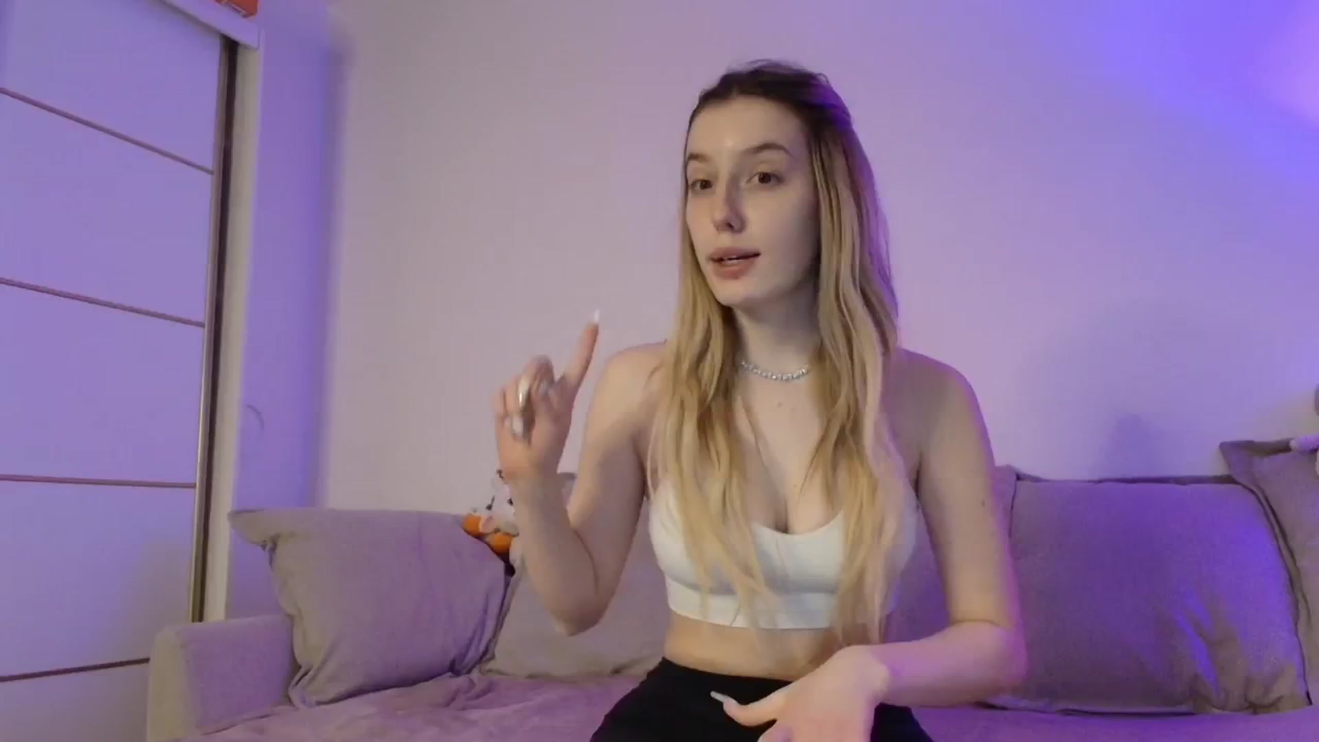 Gallery image thumbnail from Elenaxkiss's myfreecams stream on, 03/27/2026, 10:36 image 5 of 20