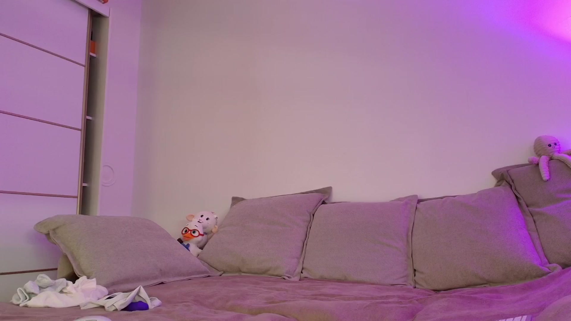 Gallery image thumbnail from Elenaxkiss's myfreecams stream on, 03/28/2026, 11:37 image 15 of 20