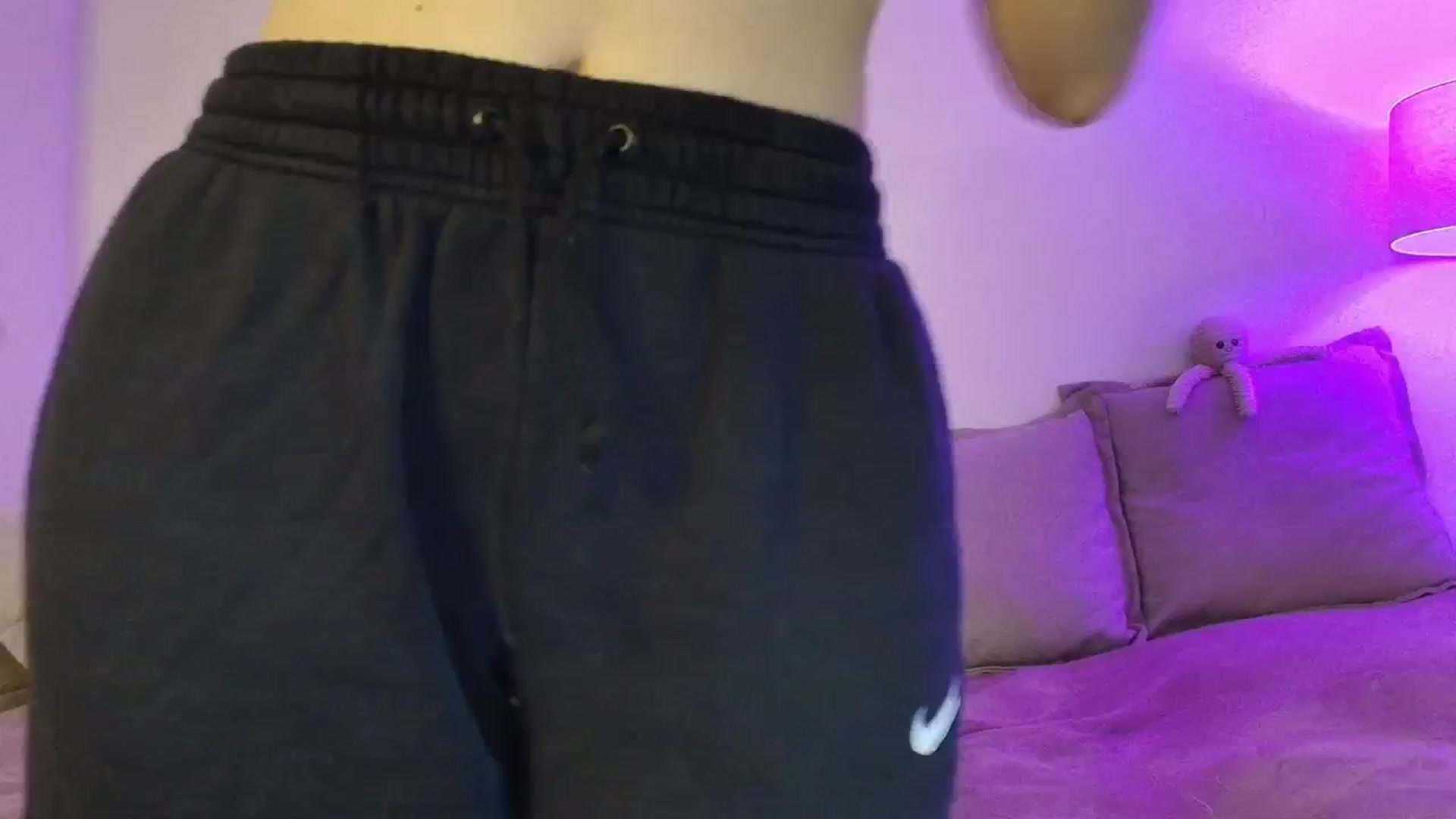 Gallery image thumbnail from Elenaxkiss's myfreecams stream on, 03/31/2026, 10:22 image 18 of 20