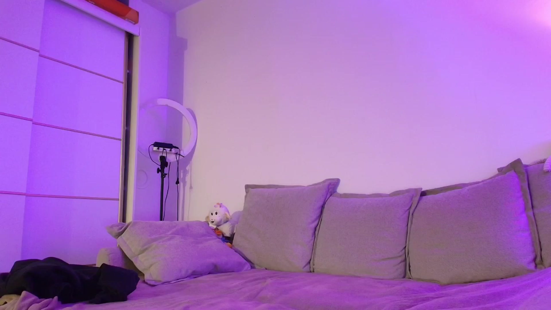 Gallery image thumbnail from Elenaxkiss's myfreecams stream on, 03/31/2026, 20:25 image 19 of 20