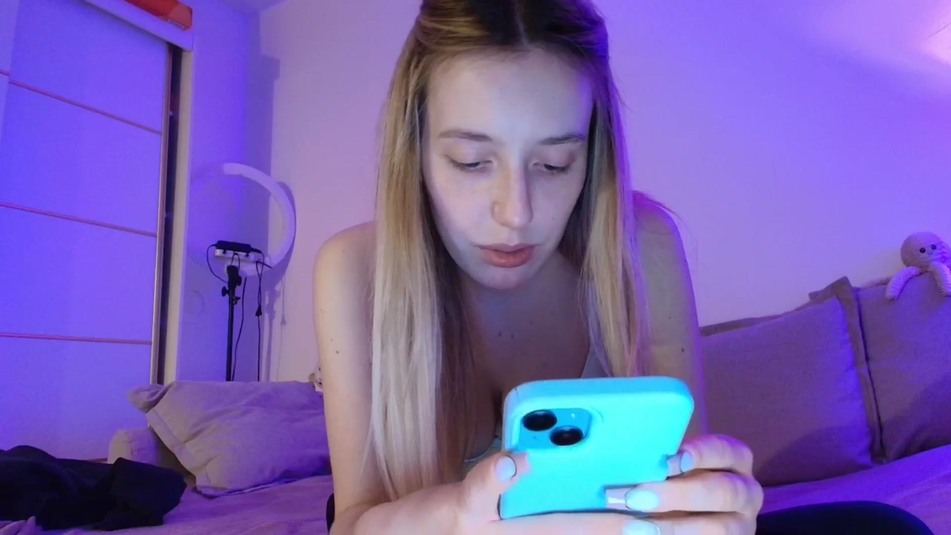 Gallery image thumbnail from Elenaxkiss's myfreecams stream on, 03/31/2026, 20:25 image 11 of 20