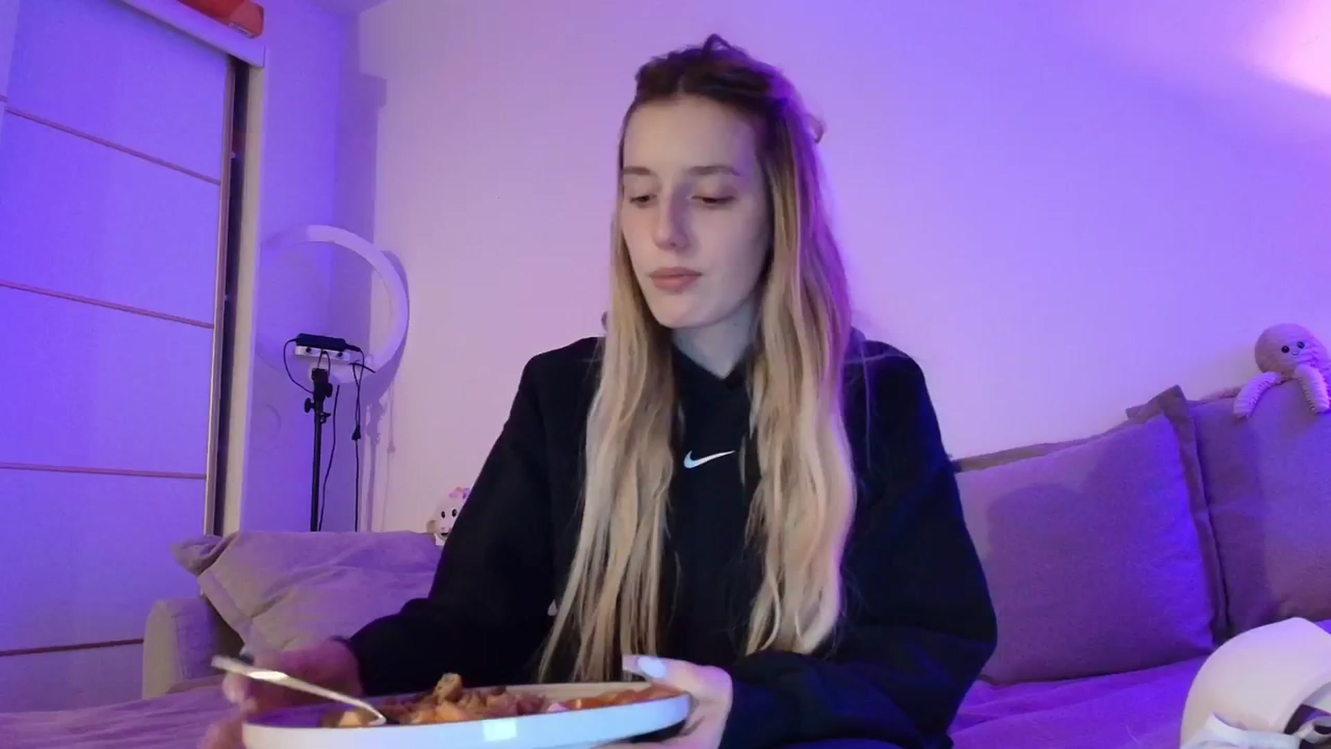 Gallery image thumbnail from Elenaxkiss's myfreecams stream on, 03/31/2026, 20:25 image 1 of 20