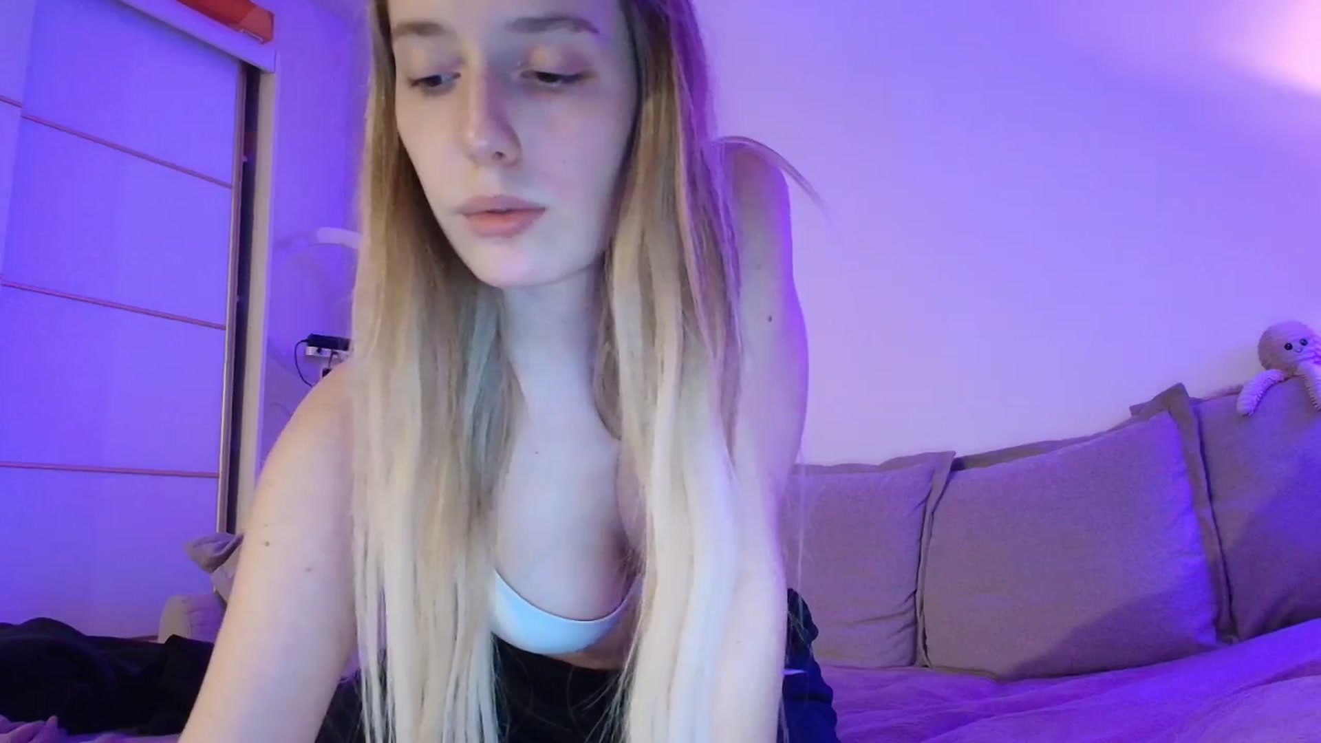Gallery image thumbnail from Elenaxkiss's myfreecams stream on, 03/31/2026, 20:25 image 8 of 20