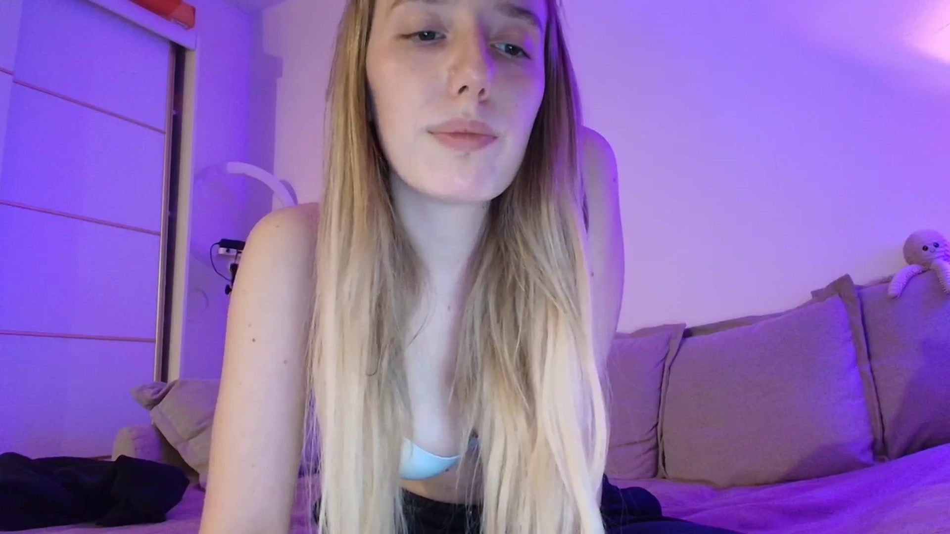 Gallery image thumbnail from Elenaxkiss's myfreecams stream on, 03/31/2026, 20:25 image 6 of 20