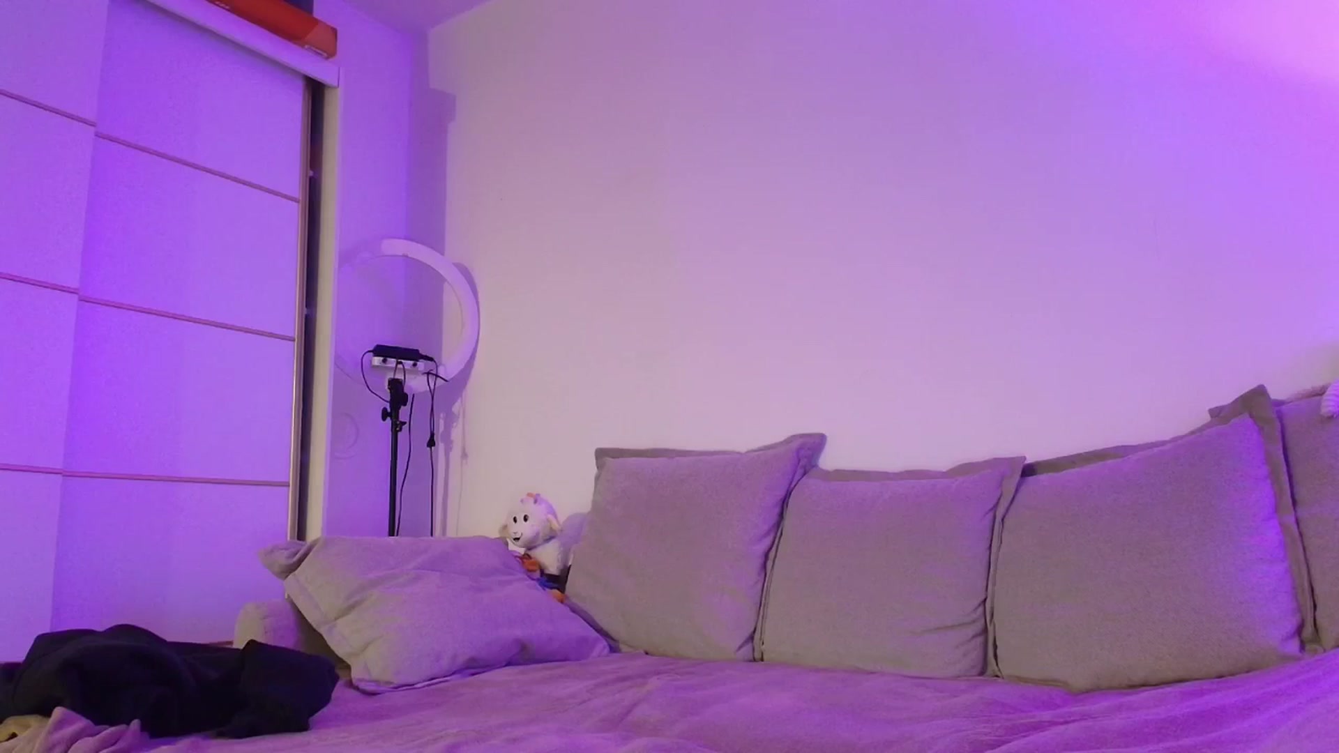 Gallery image thumbnail from Elenaxkiss's myfreecams stream on, 03/31/2026, 20:25 image 18 of 20
