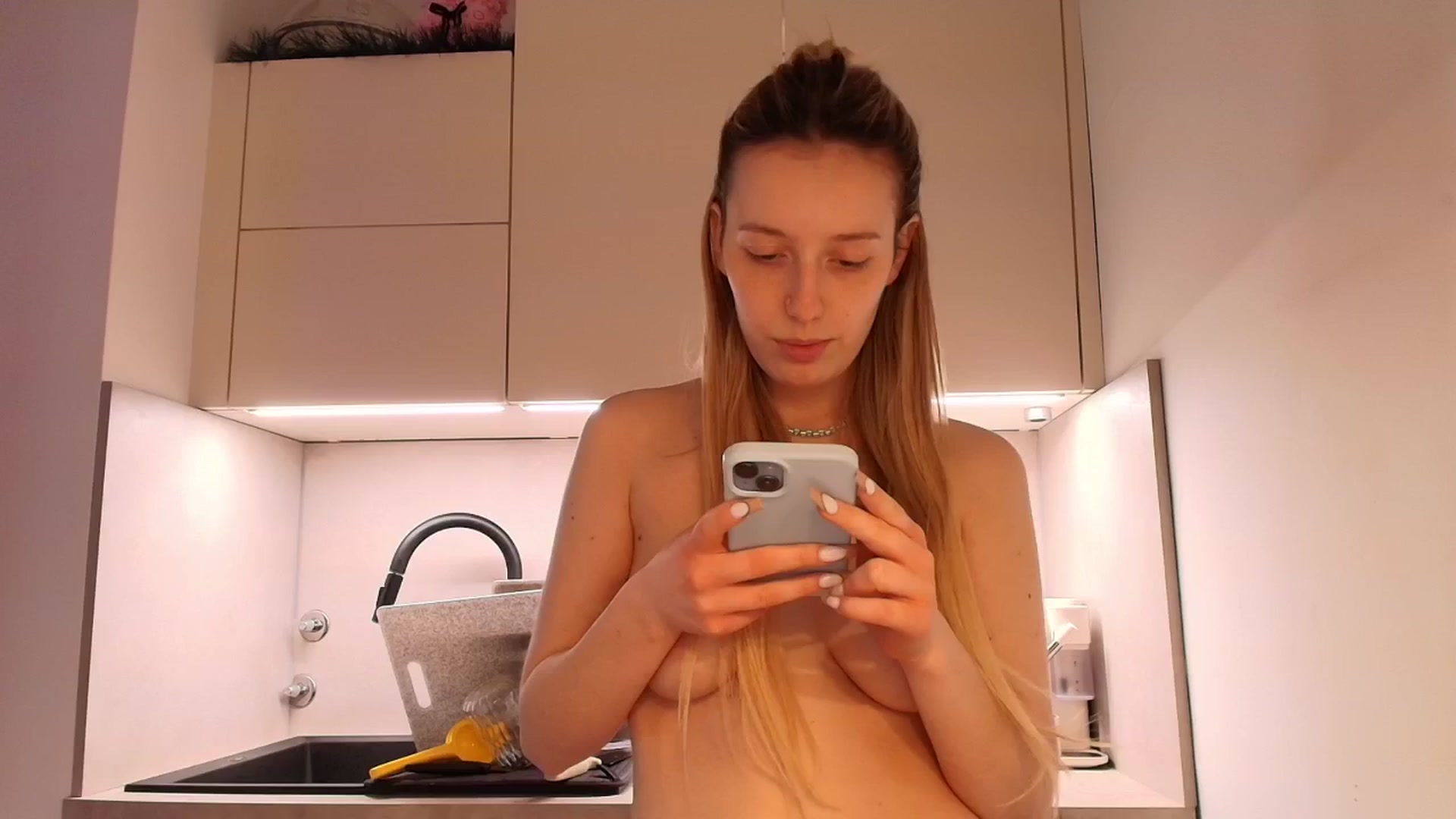 Gallery image thumbnail from Elenaxkiss's myfreecams stream on, 04/02/2026, 11:57 image 1 of 20