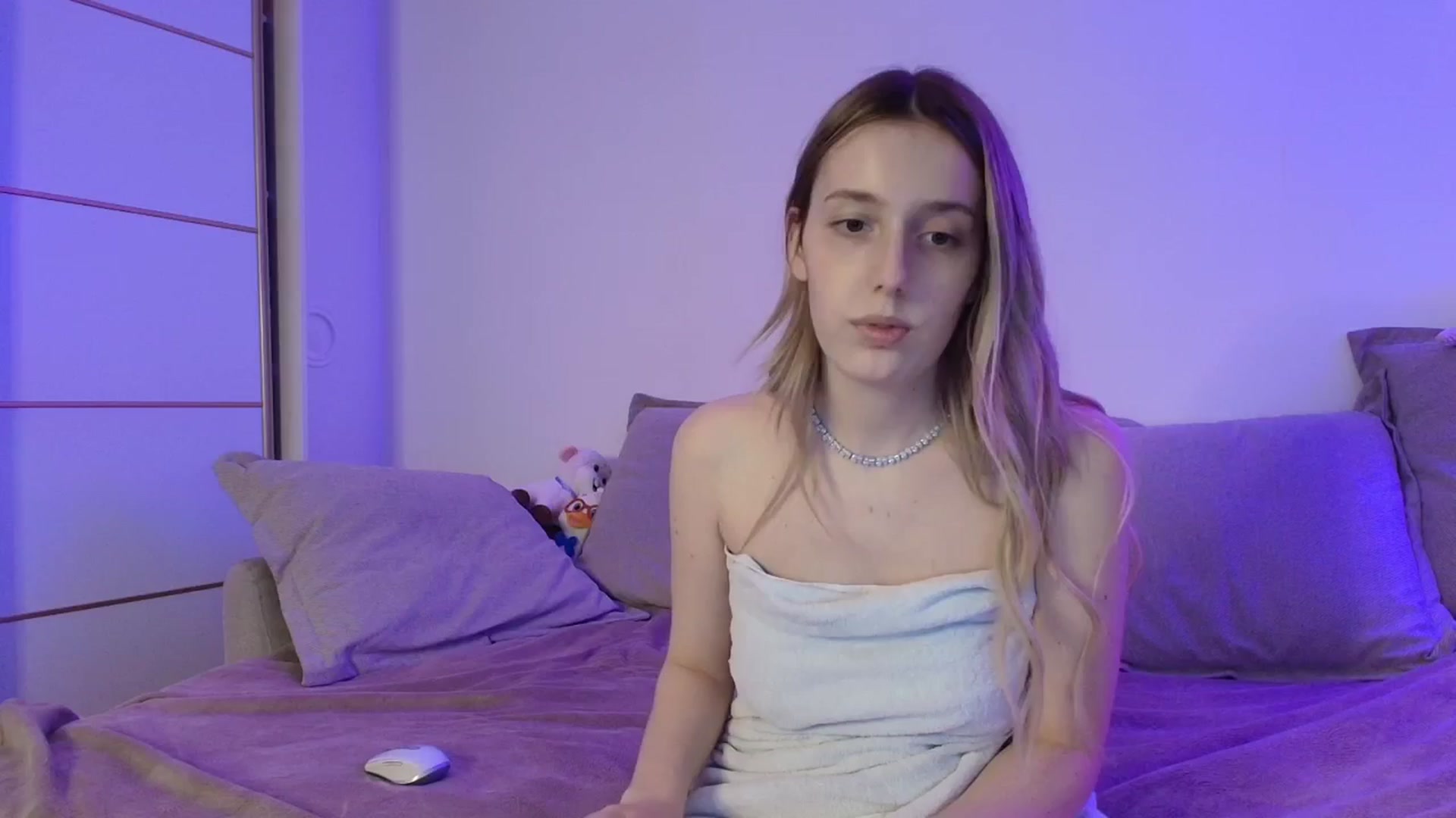 Gallery image thumbnail from Elenaxkiss's myfreecams stream on, 04/04/2026, 18:17 image 3 of 20