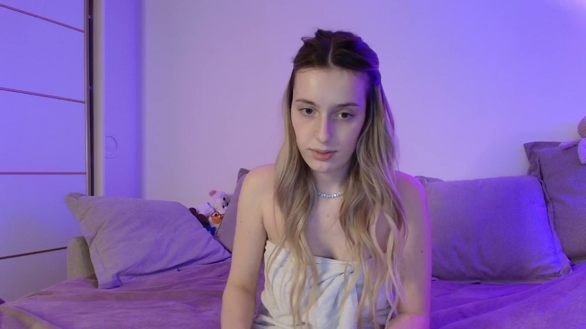 Gallery image thumbnail from Elenaxkiss's myfreecams stream on, 04/04/2026, 18:17 image 8 of 20