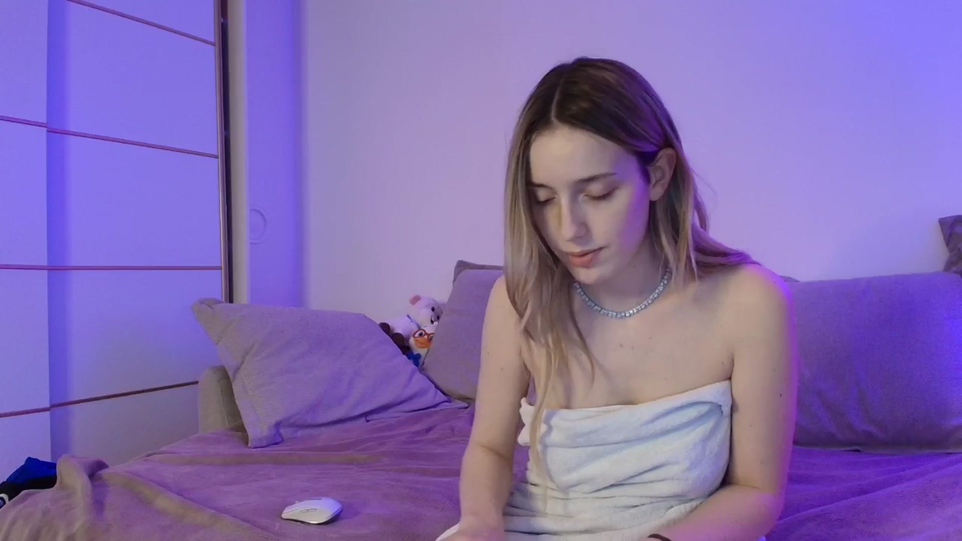 Gallery image thumbnail from Elenaxkiss's myfreecams stream on, 04/04/2026, 18:17 image 4 of 20