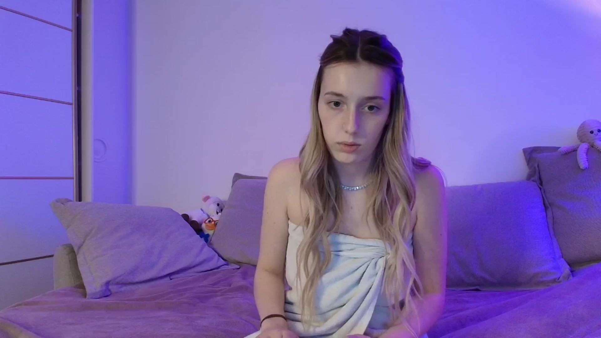 Gallery image thumbnail from Elenaxkiss's myfreecams stream on, 04/04/2026, 18:17 image 10 of 20