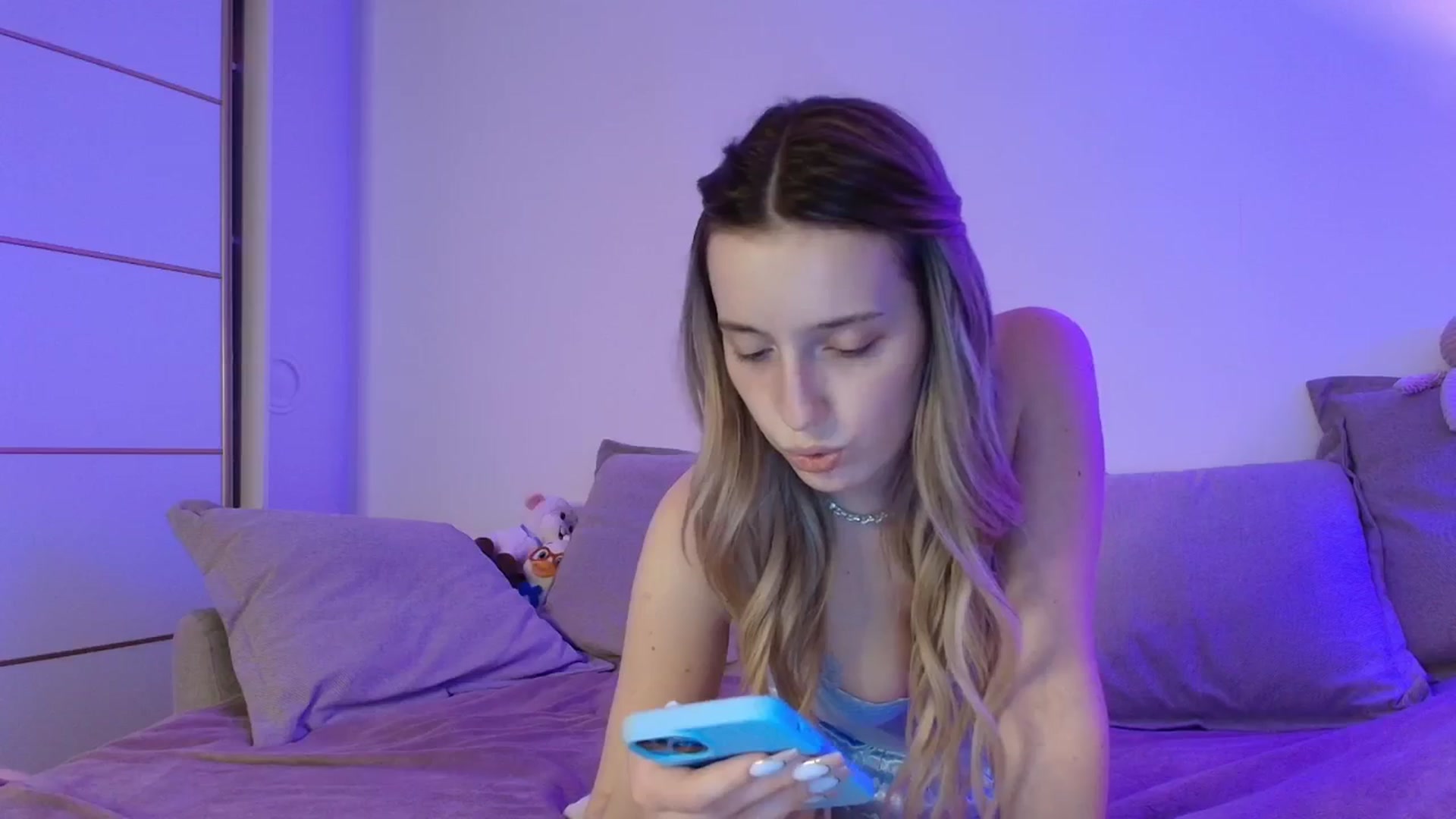 Gallery image thumbnail from Elenaxkiss's myfreecams stream on, 04/04/2026, 18:17 image 14 of 20