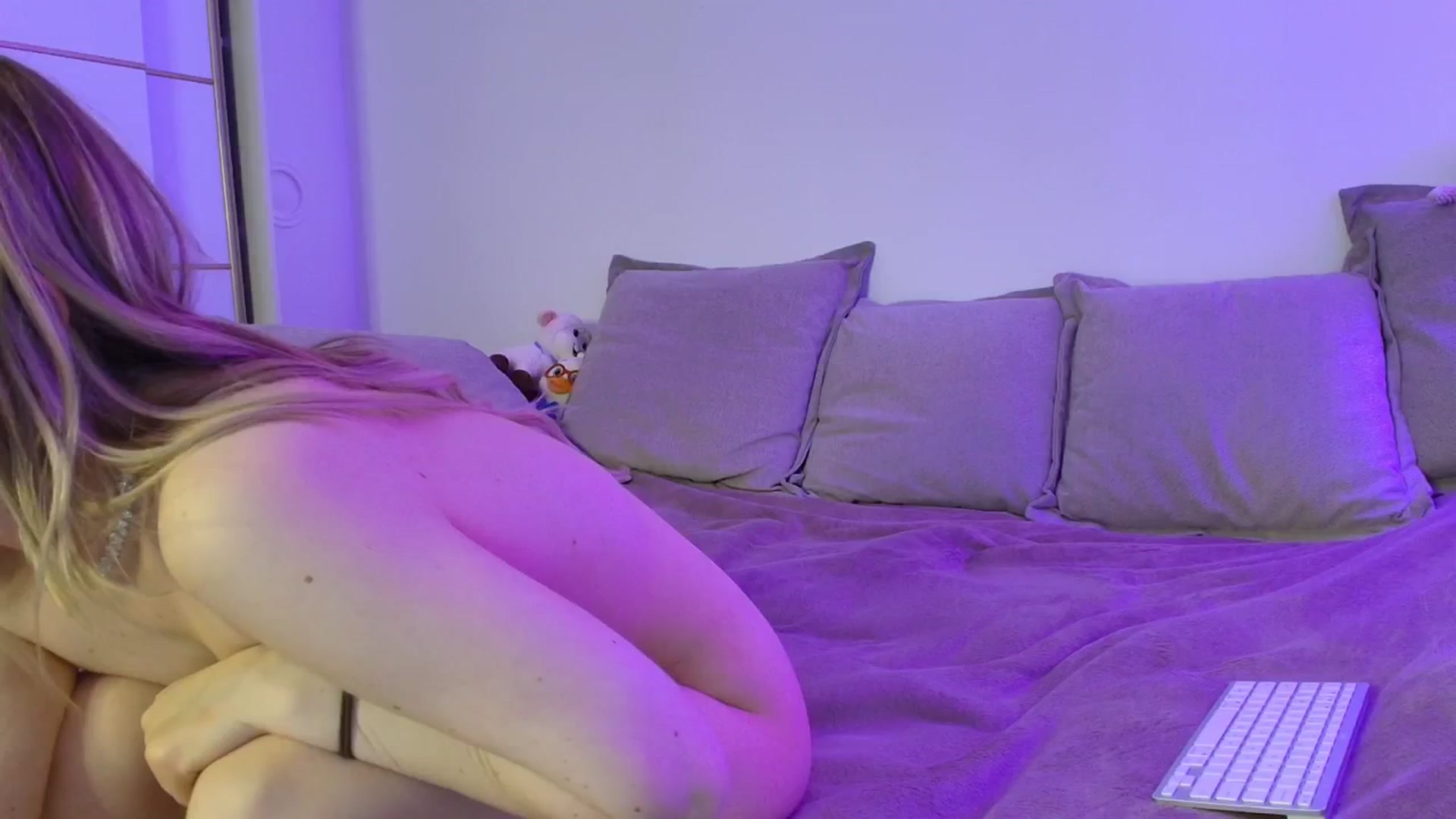 Gallery image thumbnail from Elenaxkiss's myfreecams stream on, 04/04/2026, 18:17 image 19 of 20