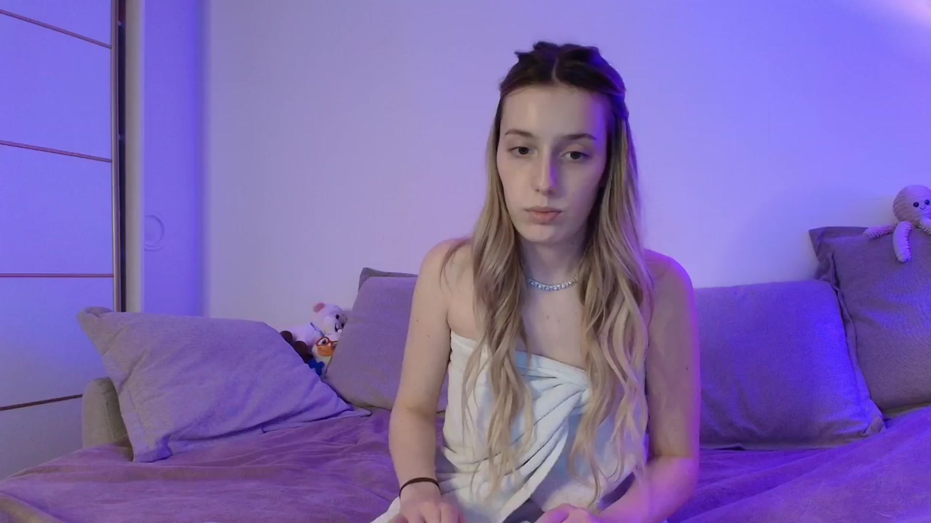 Gallery image thumbnail from Elenaxkiss's myfreecams stream on, 04/04/2026, 18:17 image 9 of 20