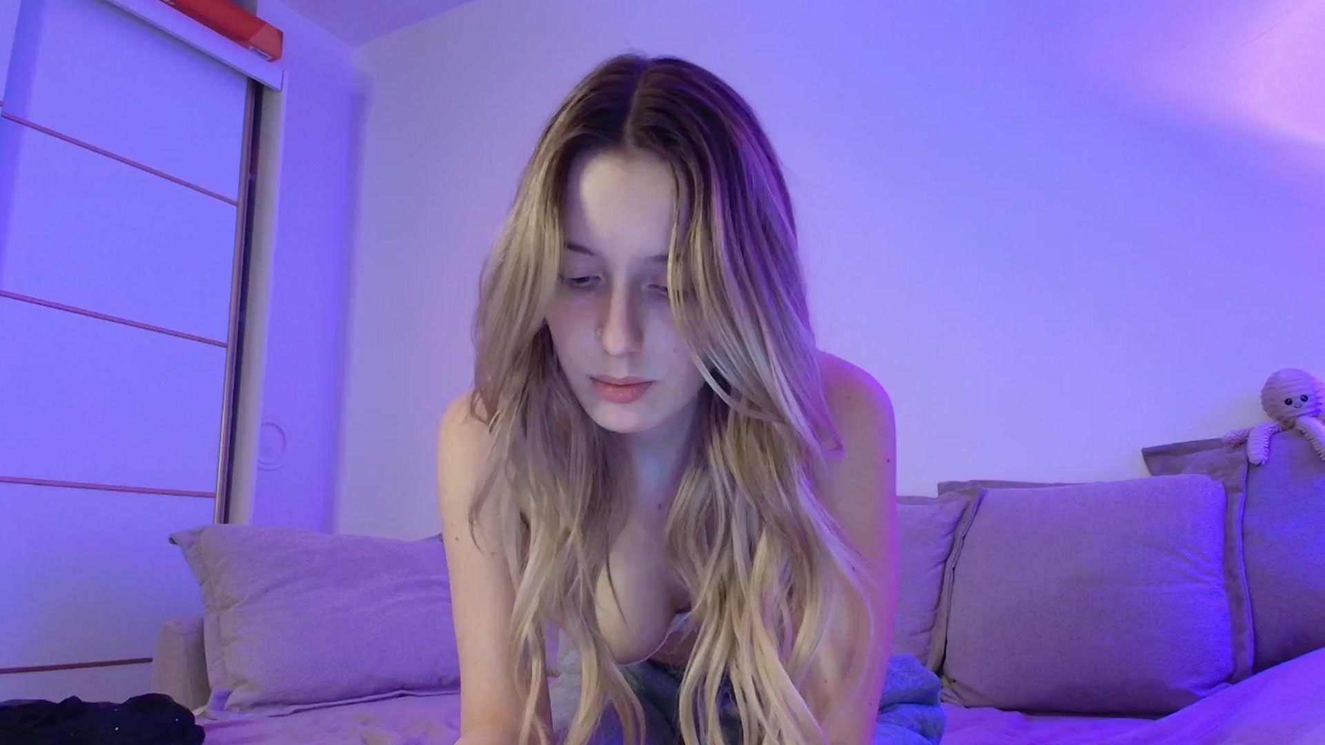 Gallery image thumbnail from Elenaxkiss's myfreecams stream on, 04/05/2026, 19:45 image 4 of 20