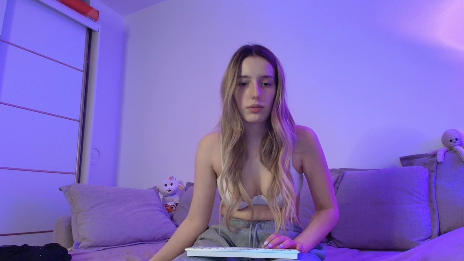 Gallery image thumbnail from Elenaxkiss's myfreecams stream on, 04/05/2026, 19:45 image 3 of 20