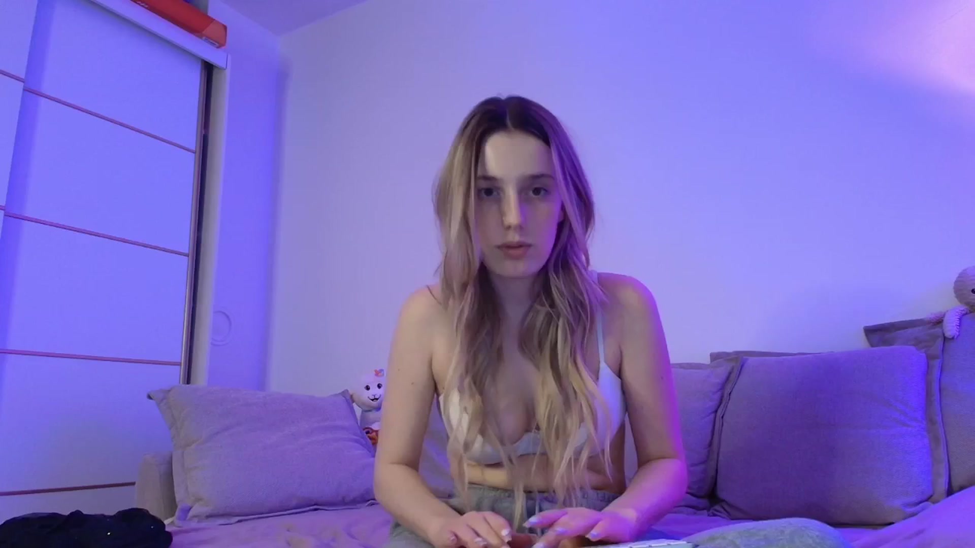 Gallery image thumbnail from Elenaxkiss's myfreecams stream on, 04/05/2026, 19:45 image 1 of 20