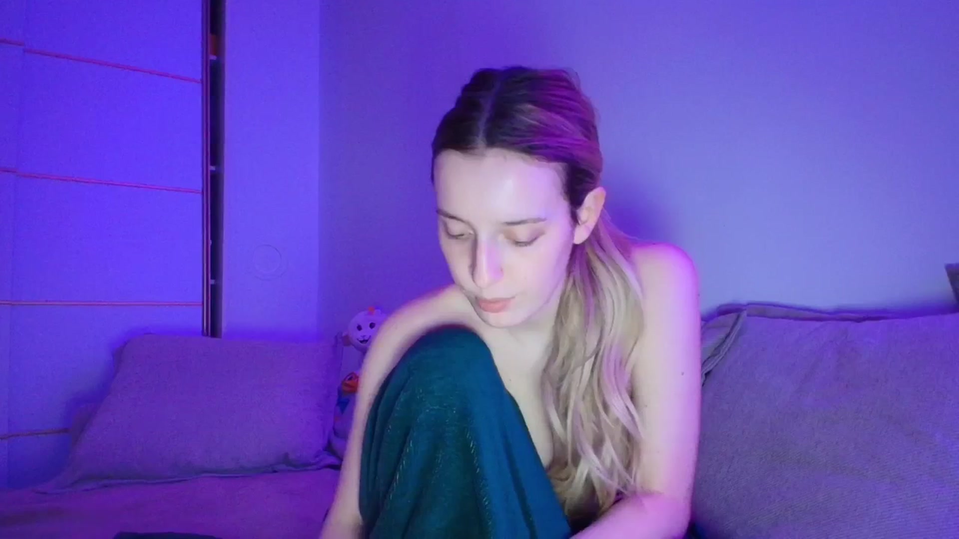 Gallery image thumbnail from Elenaxkiss's myfreecams stream on, 04/05/2026, 23:04 image 16 of 20