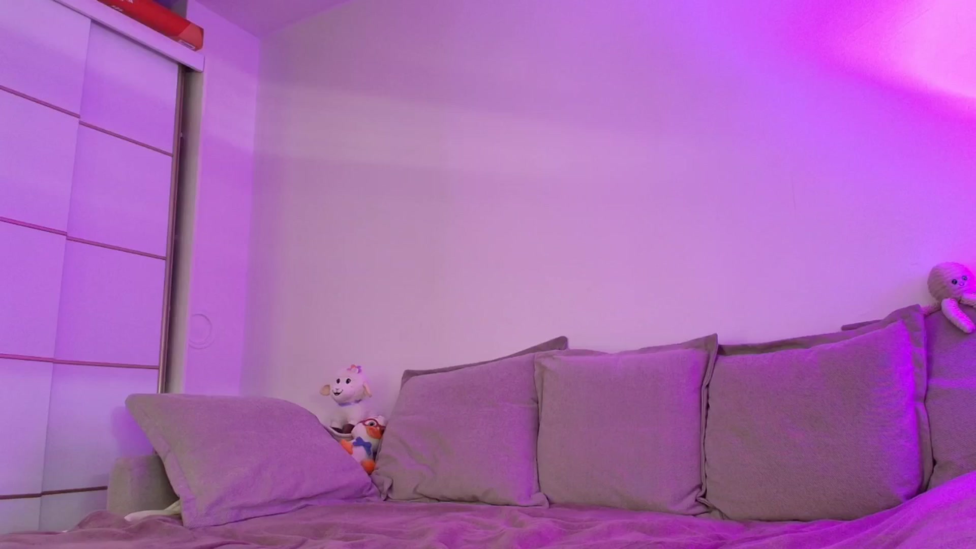 Gallery image thumbnail from Elenaxkiss's myfreecams stream on, 04/06/2026, 13:24 image 14 of 20