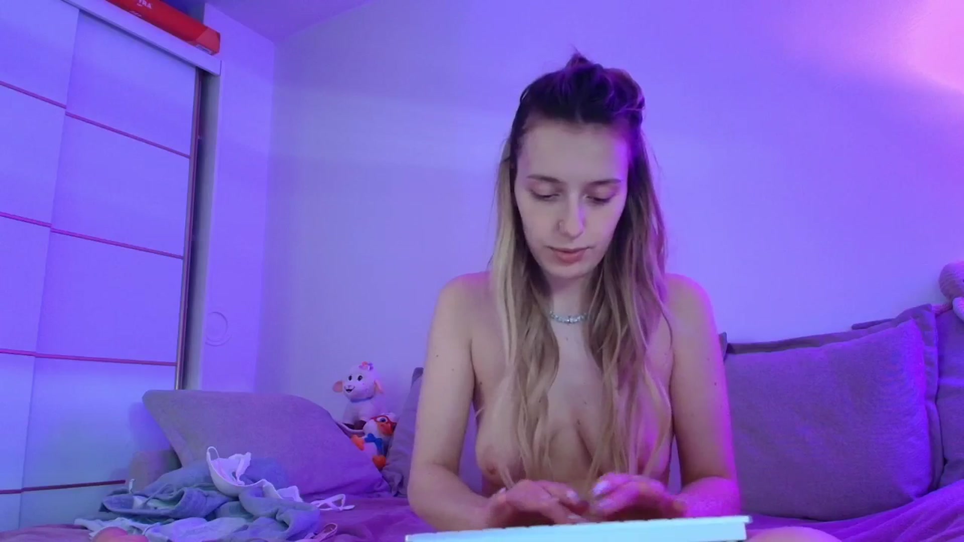 Gallery image thumbnail from Elenaxkiss's myfreecams stream on, 04/06/2026, 14:14 image 9 of 20