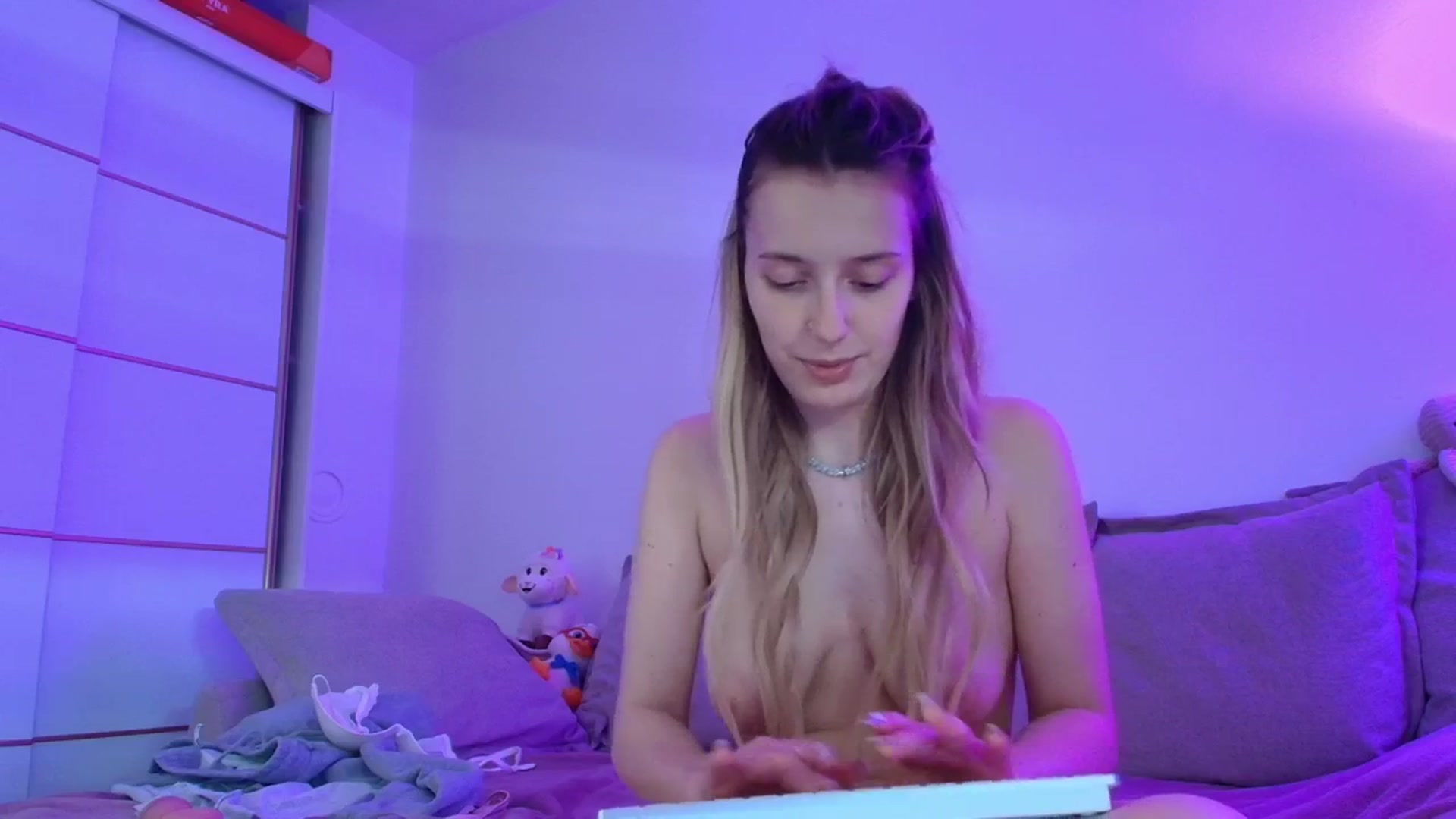 Gallery image thumbnail from Elenaxkiss's myfreecams stream on, 04/06/2026, 14:14 image 8 of 20