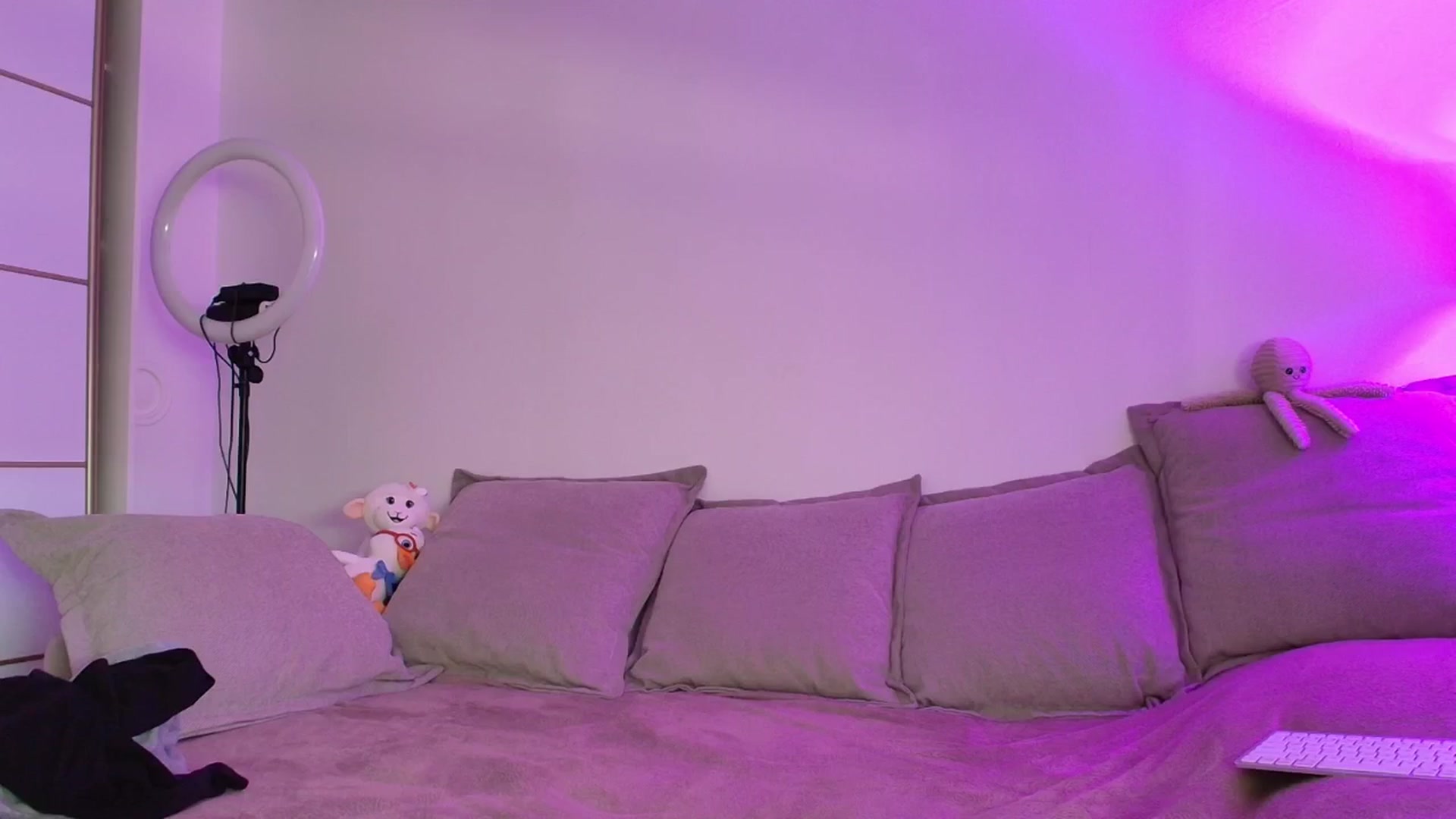 Gallery image thumbnail from Elenaxkiss's myfreecams stream on, 04/08/2026, 09:04 image 15 of 20