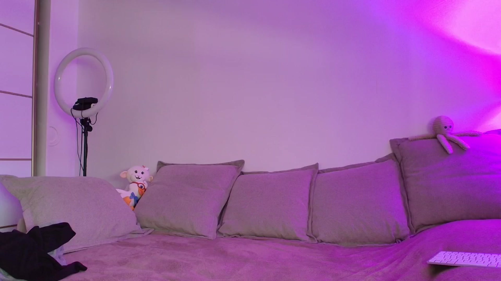 Gallery image thumbnail from Elenaxkiss's myfreecams stream on, 04/08/2026, 09:04 image 13 of 20