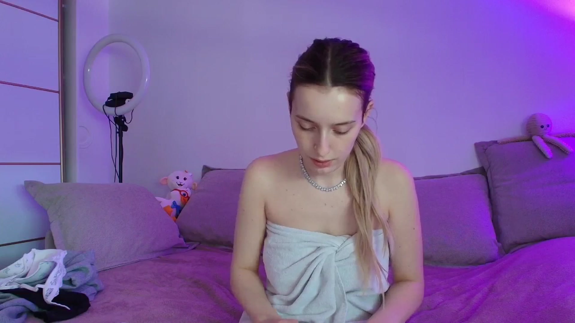 Gallery image thumbnail from Elenaxkiss's myfreecams stream on, 04/08/2026, 10:53 image 11 of 20