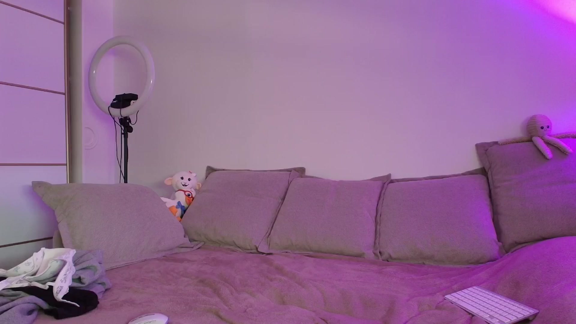 Gallery image thumbnail from Elenaxkiss's myfreecams stream on, 04/08/2026, 10:53 image 7 of 20