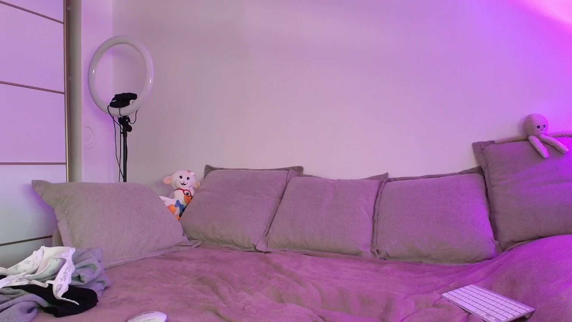 Gallery image thumbnail from Elenaxkiss's myfreecams stream on, 04/08/2026, 10:53 image 8 of 20