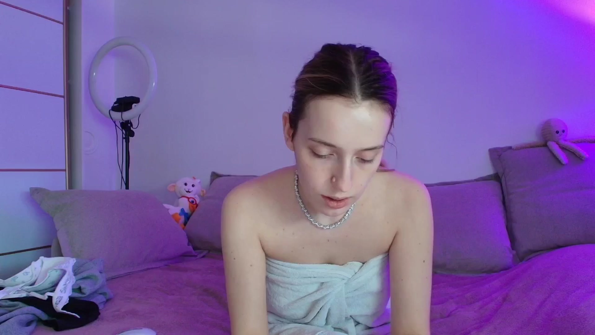 Gallery image thumbnail from Elenaxkiss's myfreecams stream on, 04/08/2026, 10:53 image 10 of 20