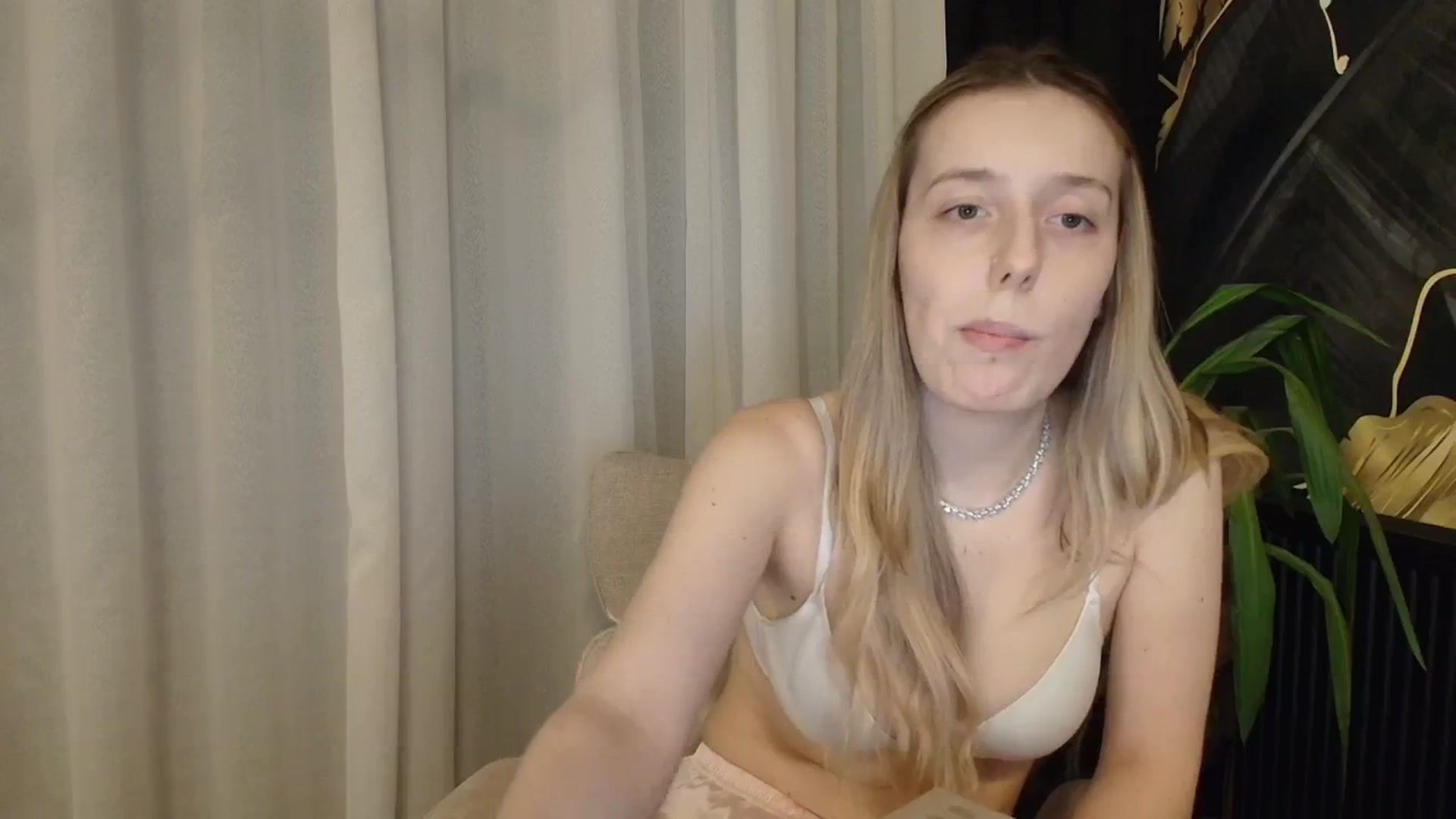 Gallery image thumbnail from Elenaxkiss's myfreecams stream on, 04/08/2026, 20:11 image 13 of 20