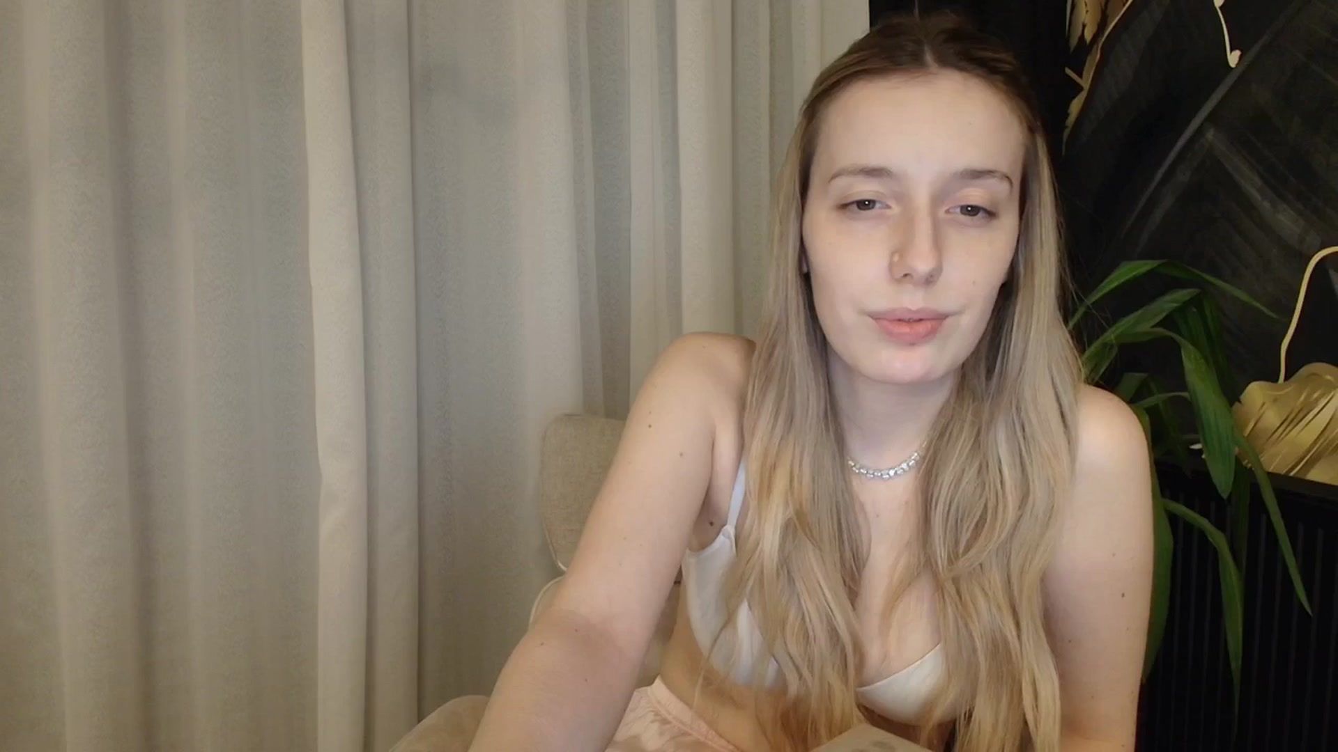 Gallery image thumbnail from Elenaxkiss's myfreecams stream on, 04/08/2026, 20:11 image 17 of 20