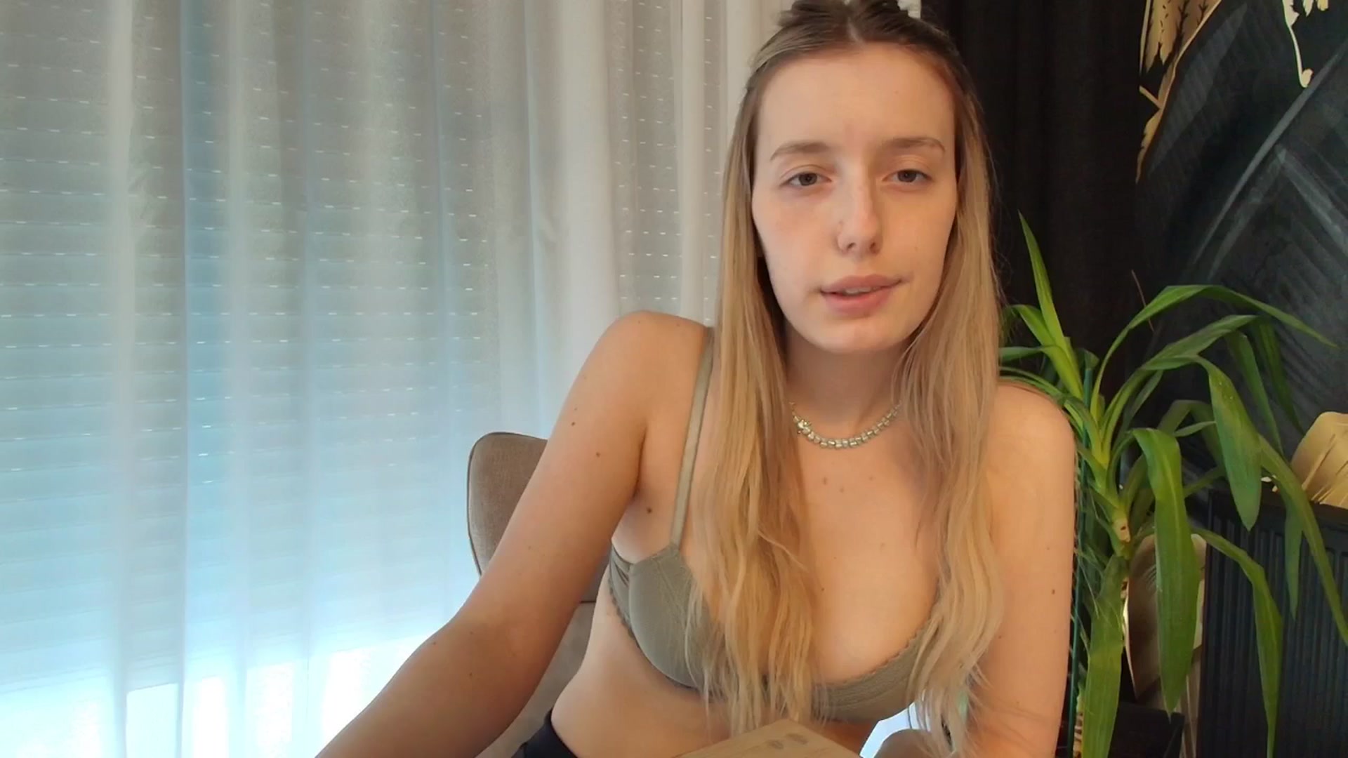 Gallery image thumbnail from Elenaxkiss's myfreecams stream on, 04/09/2026, 12:06 image 16 of 20