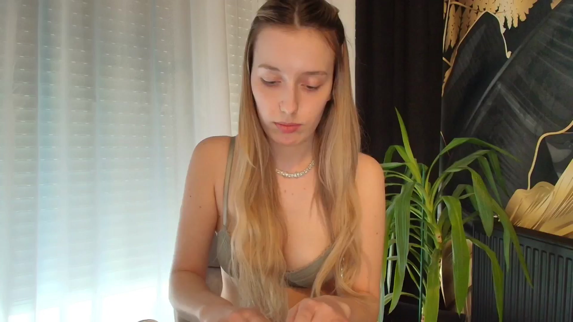 Gallery image thumbnail from Elenaxkiss's myfreecams stream on, 04/09/2026, 12:46 image 14 of 20