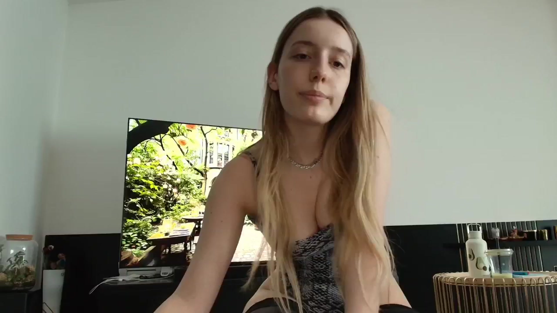 Gallery image thumbnail from Elenaxkiss's myfreecams stream on, 04/10/2026, 13:03 image 3 of 20