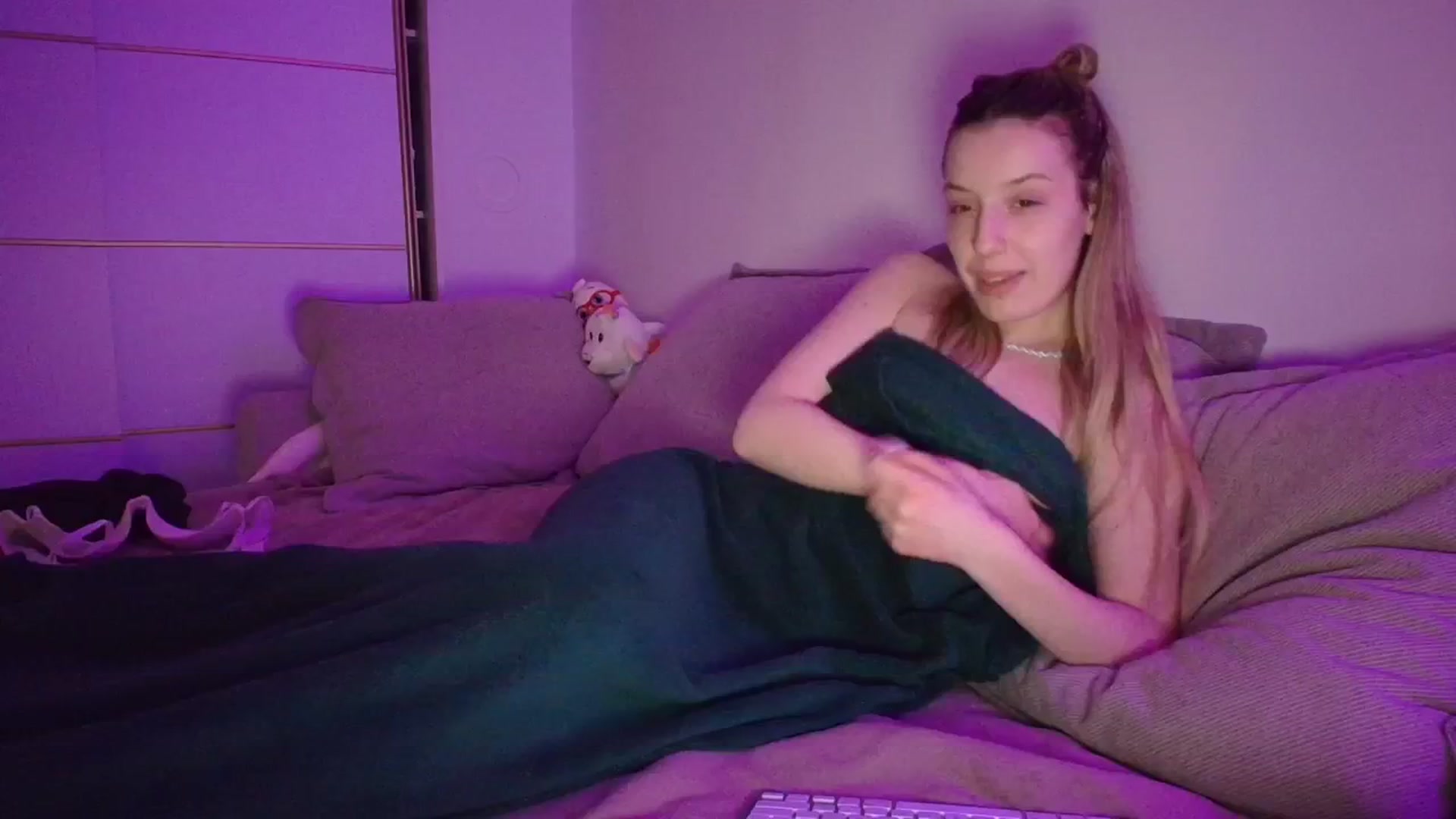 Gallery image thumbnail from Elenaxkiss's myfreecams stream on, 04/11/2026, 20:48 image 14 of 20