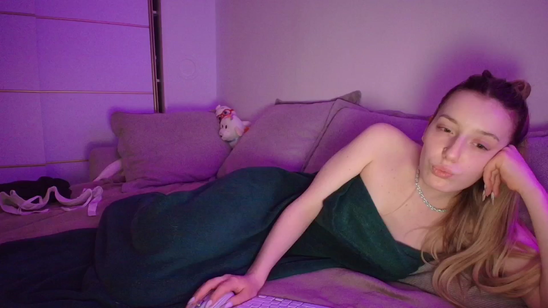 Gallery image thumbnail from Elenaxkiss's myfreecams stream on, 04/11/2026, 20:48 image 17 of 20
