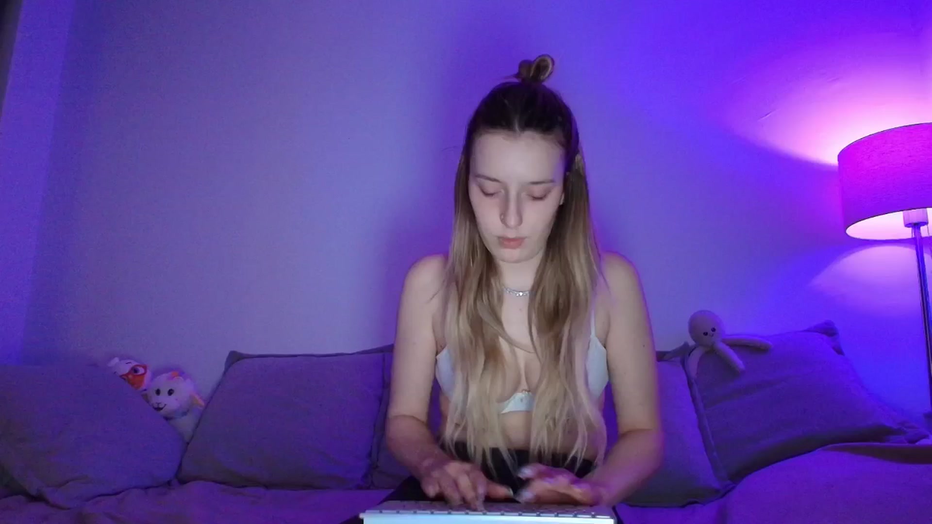 Gallery image thumbnail from Elenaxkiss's myfreecams stream on, 04/11/2026, 20:48 image 1 of 20