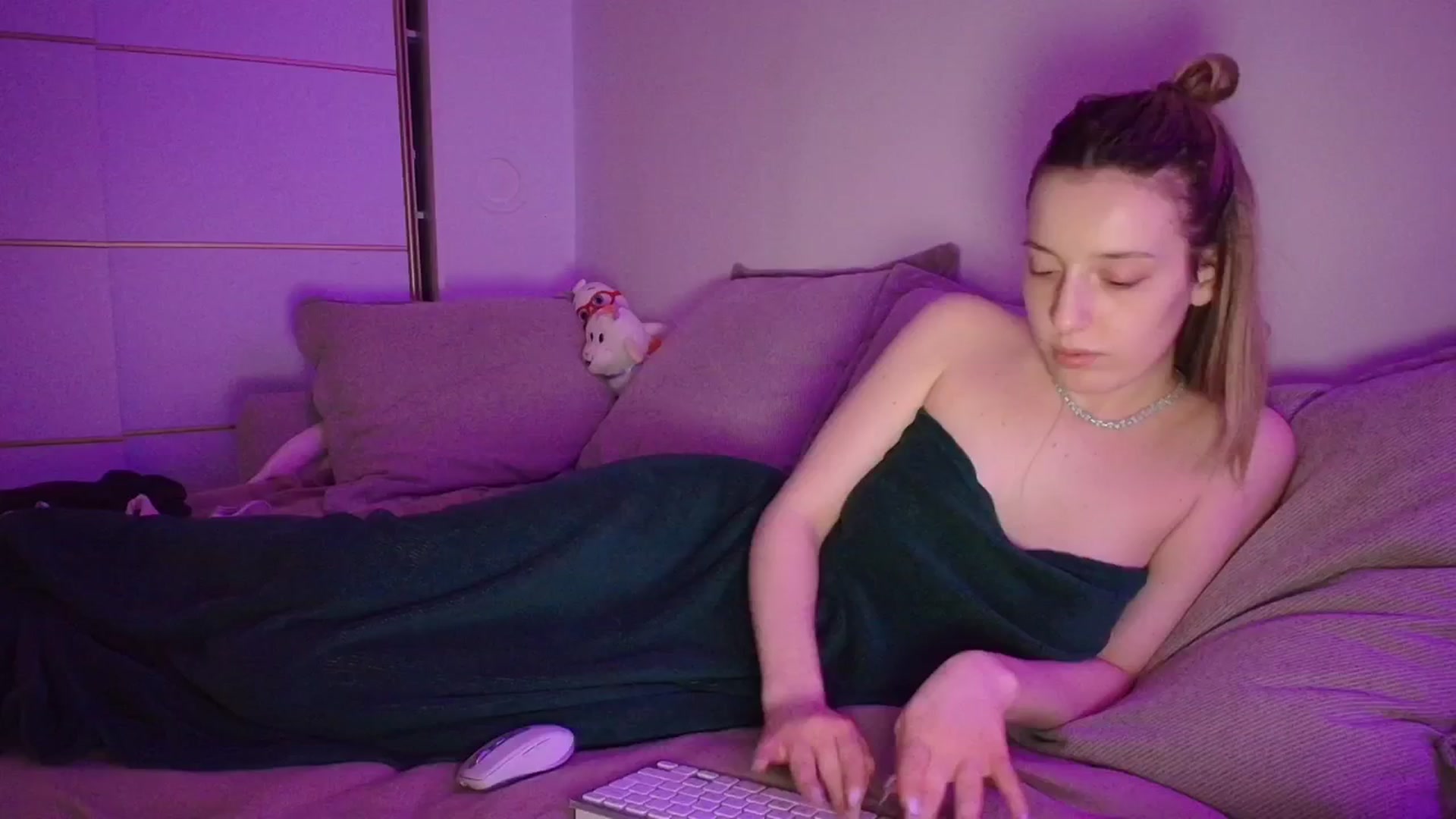 Gallery image thumbnail from Elenaxkiss's myfreecams stream on, 04/11/2026, 20:48 image 18 of 20