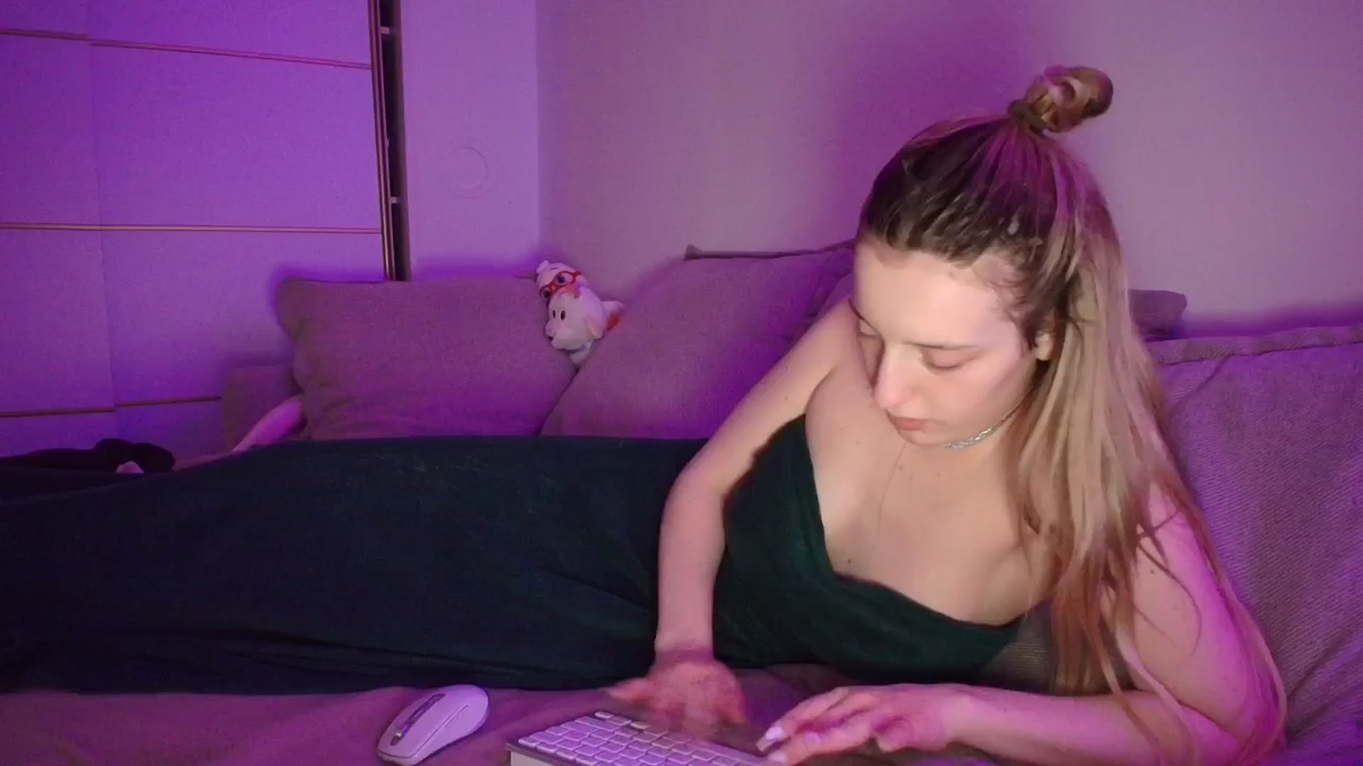 Gallery image thumbnail from Elenaxkiss's myfreecams stream on, 04/11/2026, 20:48 image 20 of 20
