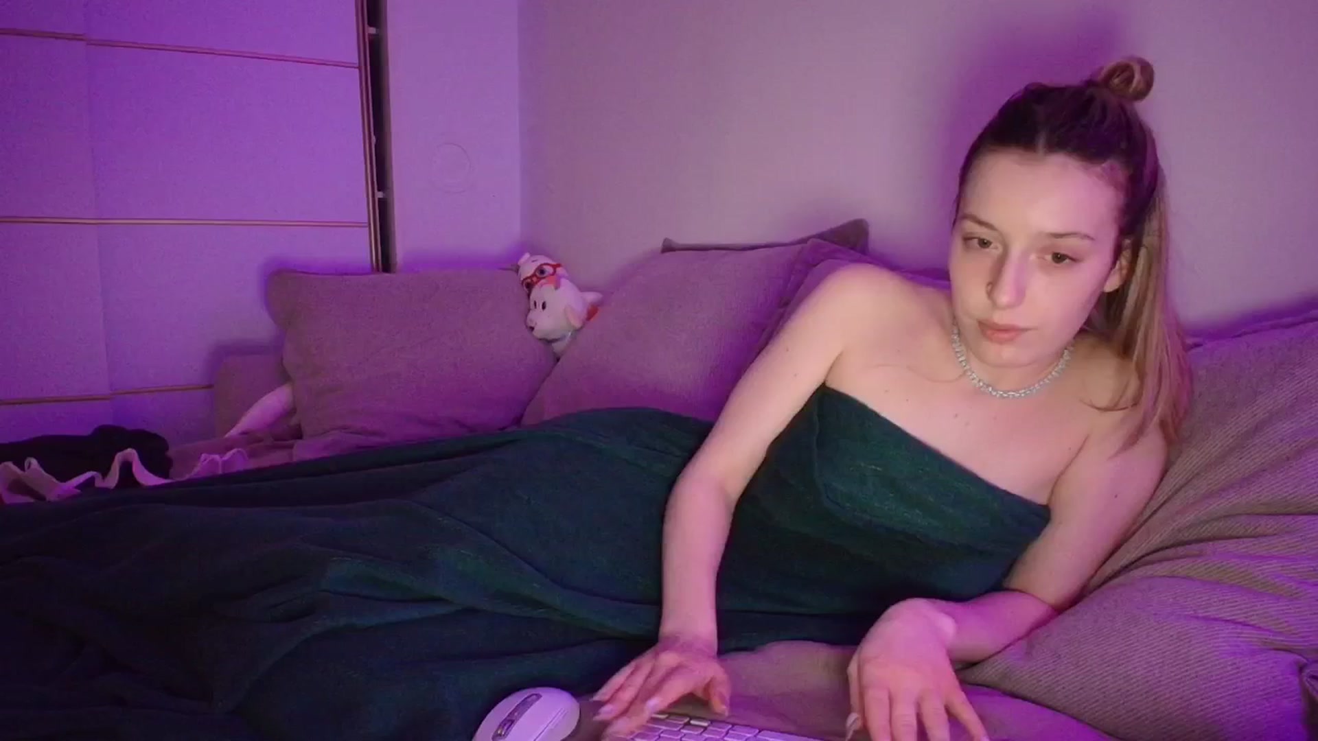 Gallery image thumbnail from Elenaxkiss's myfreecams stream on, 04/11/2026, 20:48 image 16 of 20