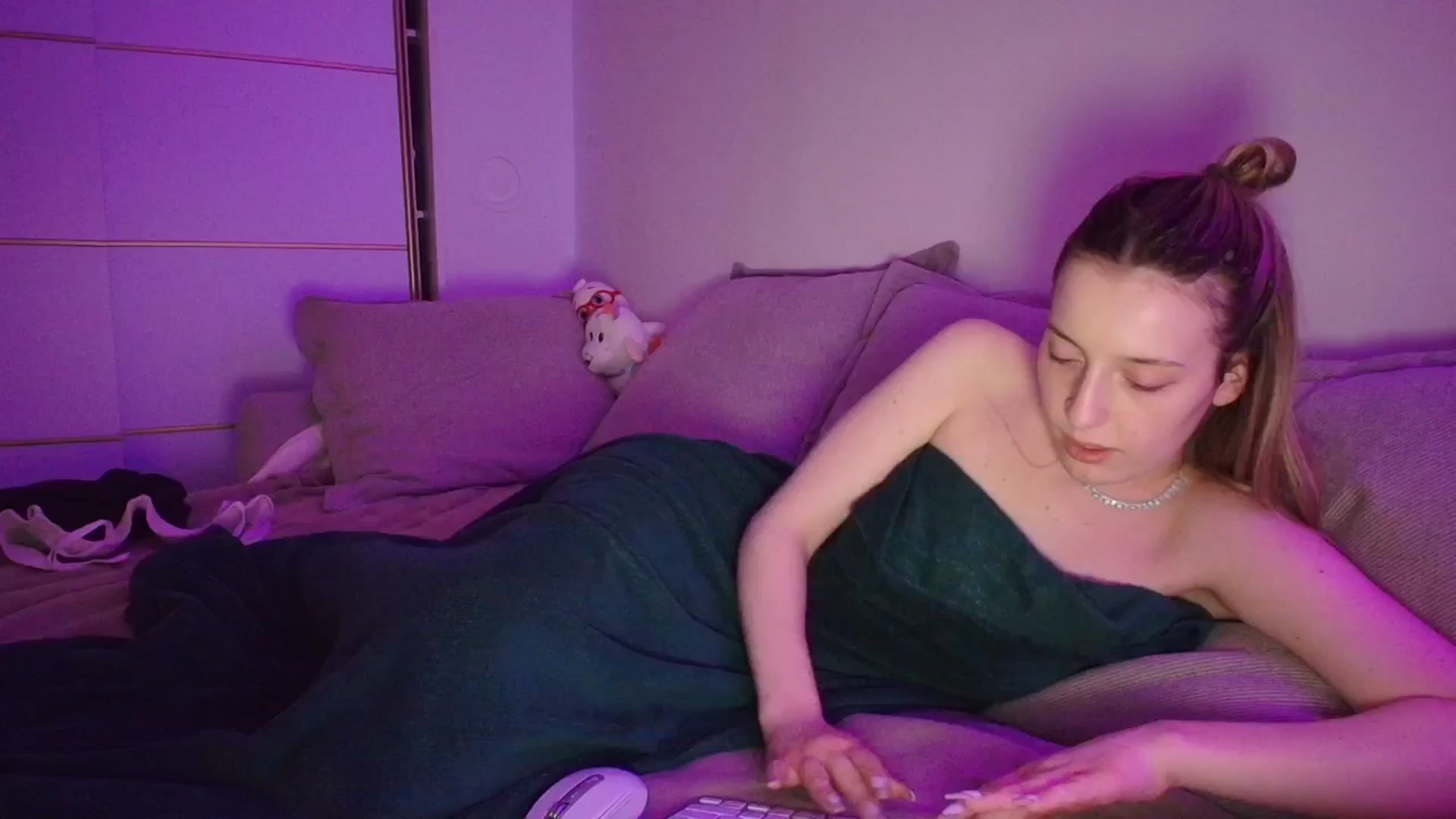 Gallery image thumbnail from Elenaxkiss's myfreecams stream on, 04/11/2026, 20:48 image 15 of 20