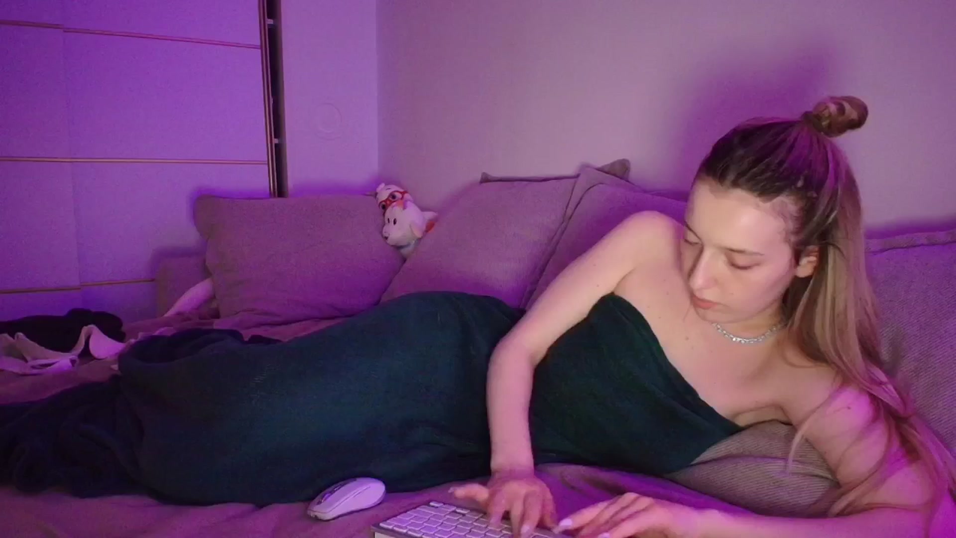 Gallery image thumbnail from Elenaxkiss's myfreecams stream on, 04/11/2026, 20:48 image 19 of 20