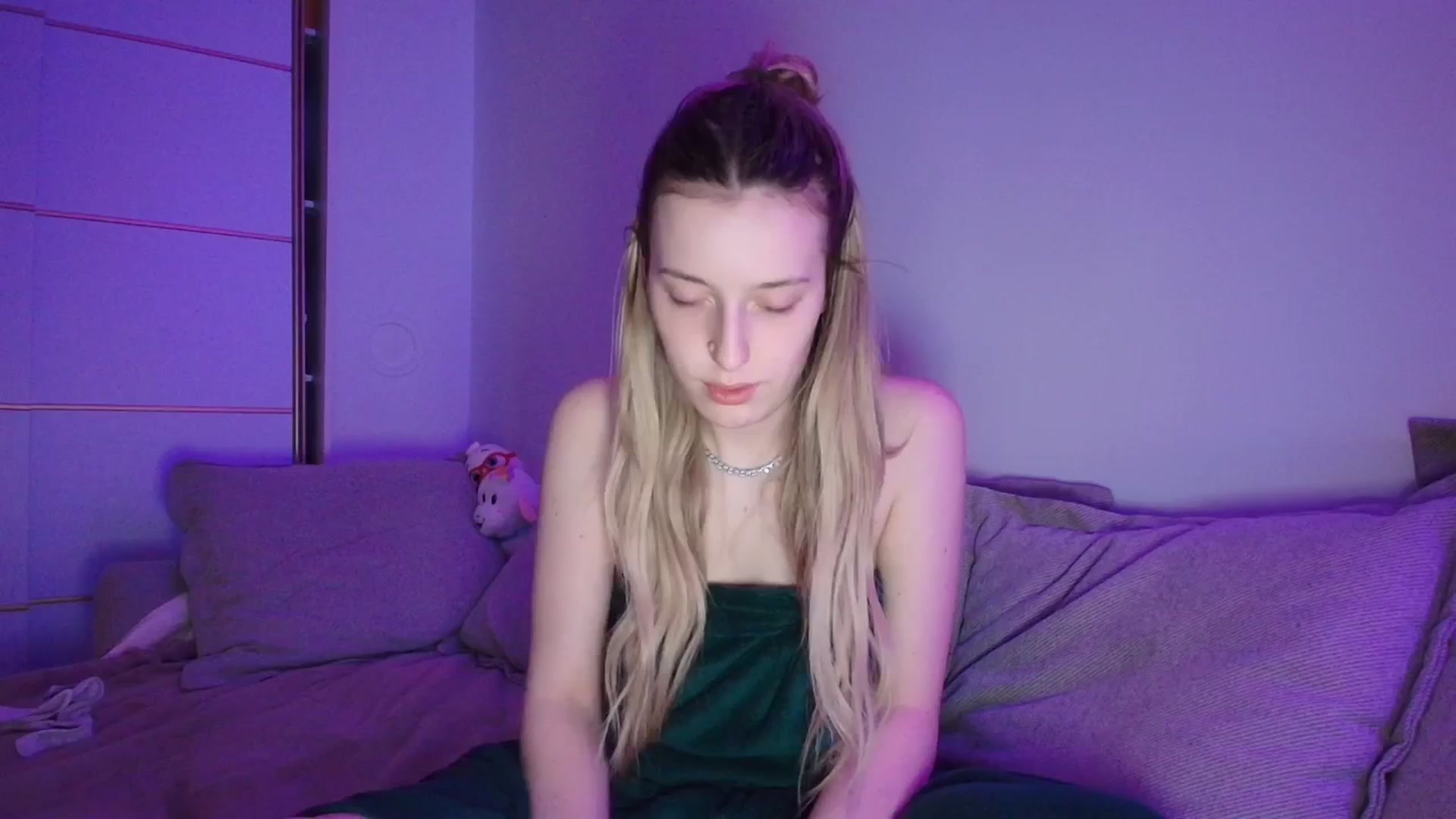 Gallery image thumbnail from Elenaxkiss's myfreecams stream on, 04/11/2026, 21:49 image 2 of 20