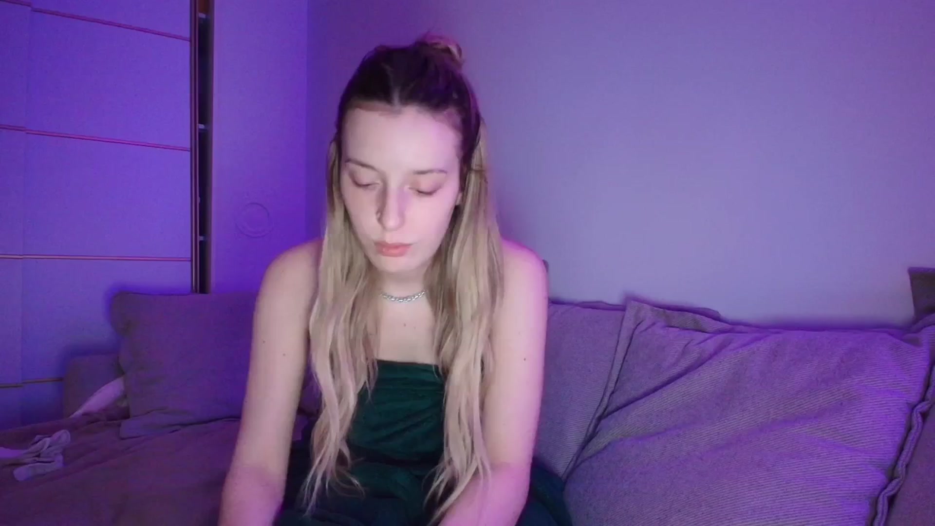 Gallery image thumbnail from Elenaxkiss's myfreecams stream on, 04/11/2026, 21:49 image 3 of 20