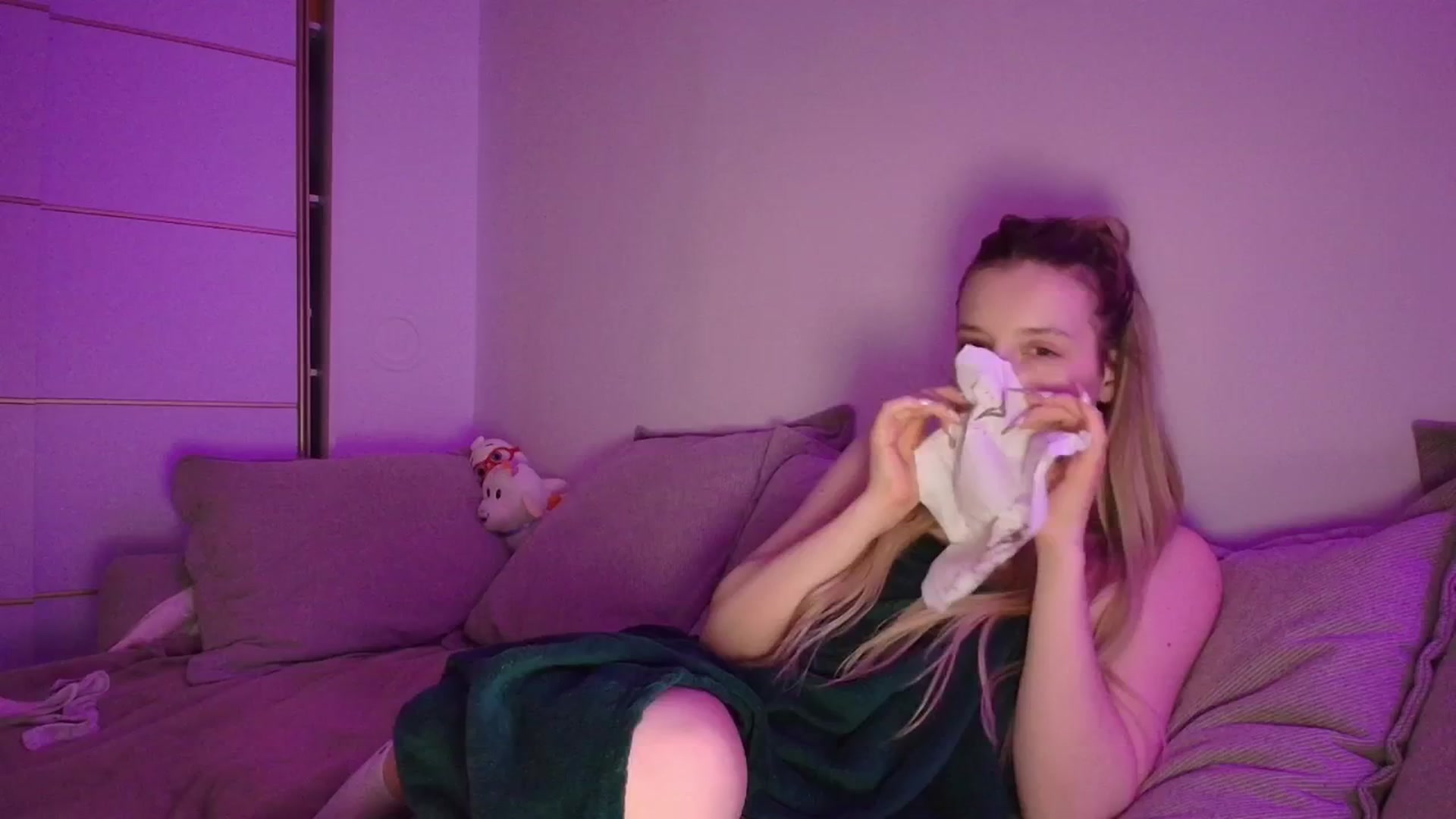 Gallery image thumbnail from Elenaxkiss's myfreecams stream on, 04/11/2026, 21:49 image 8 of 20