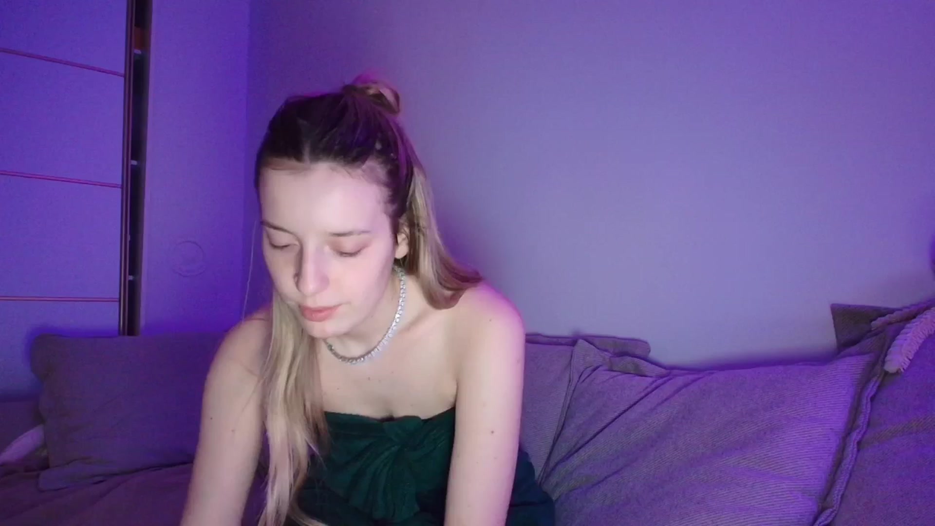 Gallery image thumbnail from Elenaxkiss's myfreecams stream on, 04/11/2026, 21:49 image 15 of 20