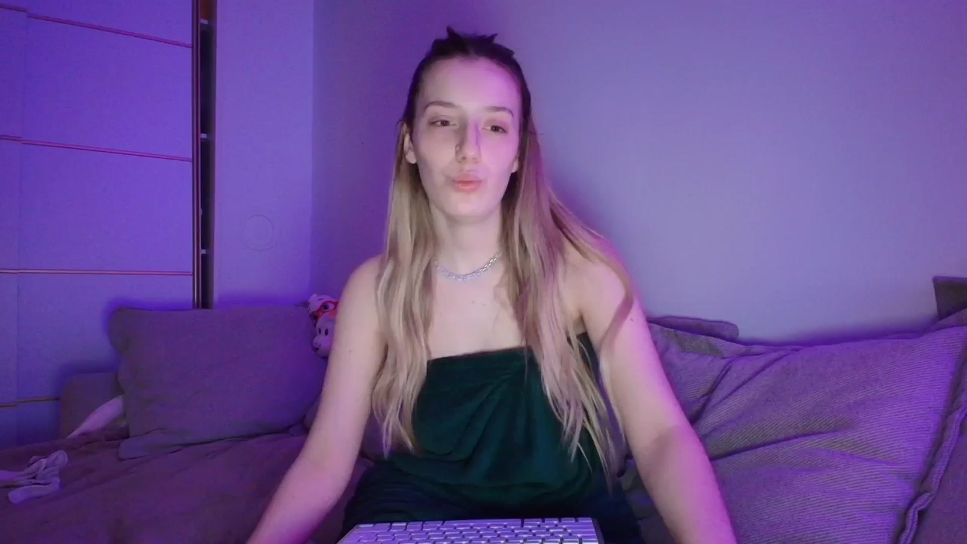 Gallery image thumbnail from Elenaxkiss's myfreecams stream on, 04/11/2026, 21:49 image 1 of 20