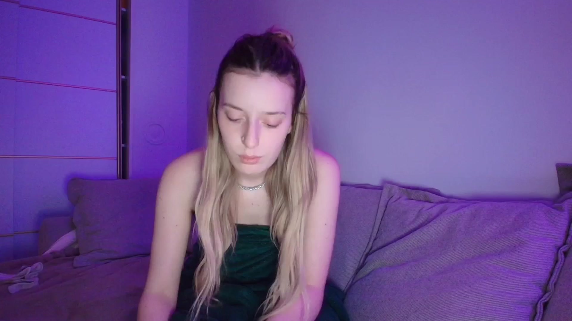 Gallery image thumbnail from Elenaxkiss's myfreecams stream on, 04/11/2026, 21:49 image 4 of 20