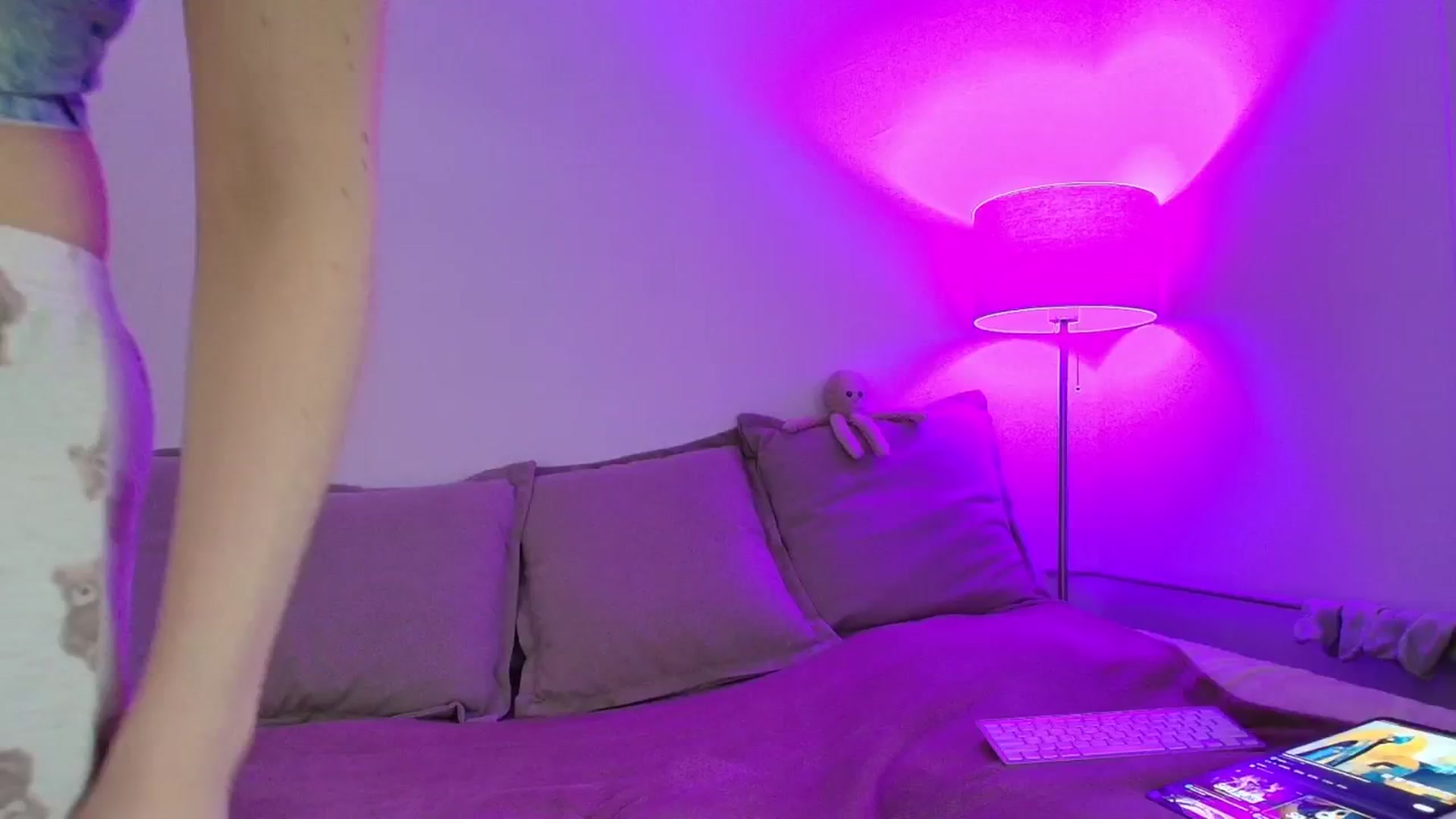 Gallery image thumbnail from Elenaxkiss's myfreecams stream on, 04/12/2026, 08:42 image 13 of 20